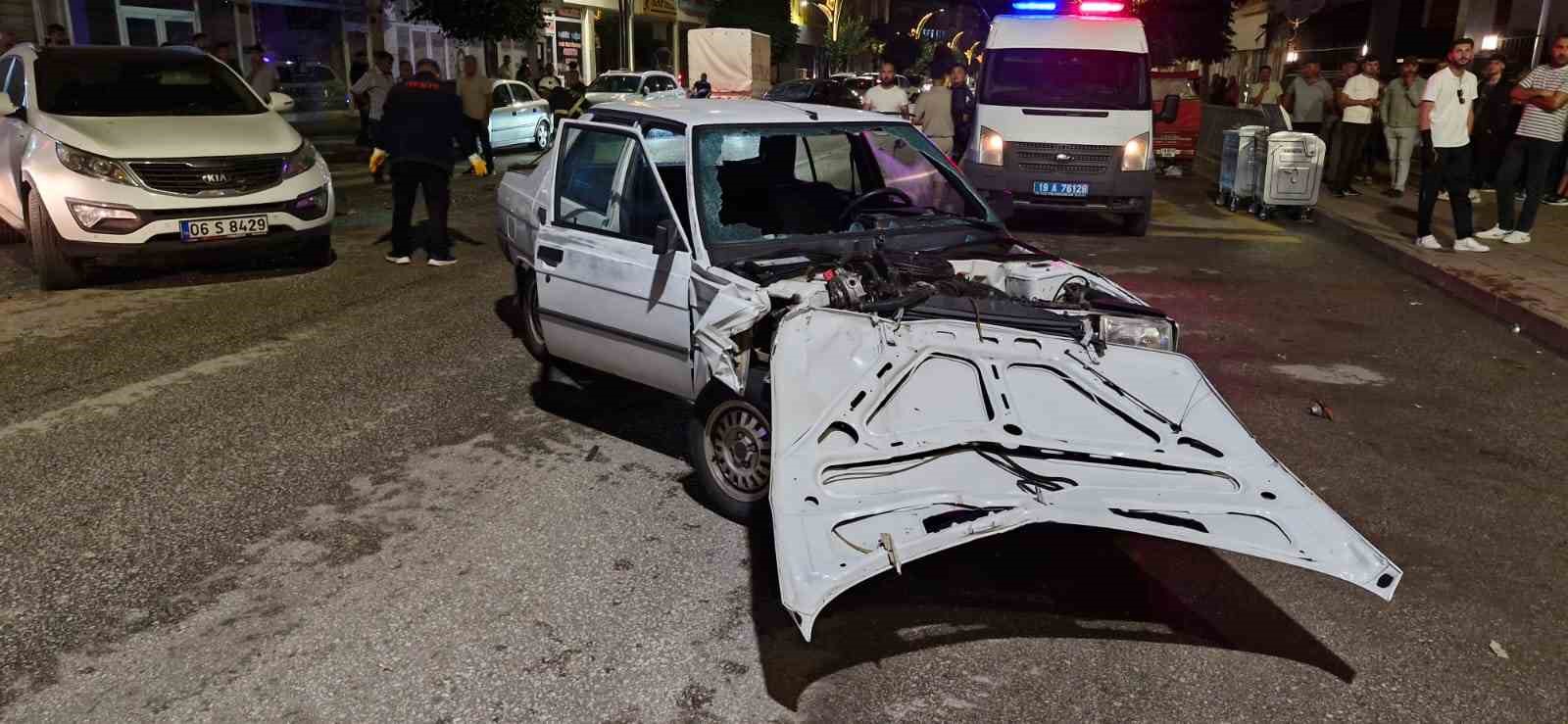 Otomobil, yaya geçidinde duran araca böyle çarptı: 2 yaralı 