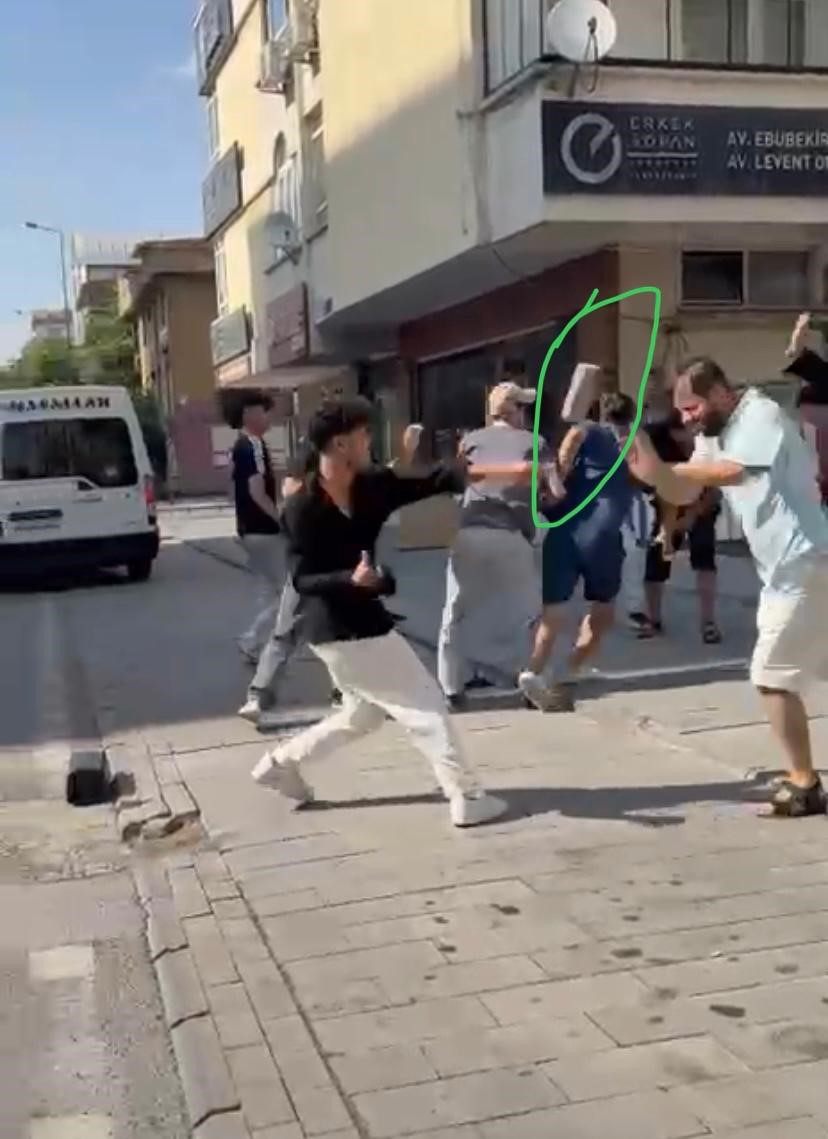 Kavga ettikleri şahsı taşla bayılttılar... Sokak ortasındaki kavga kamerada 