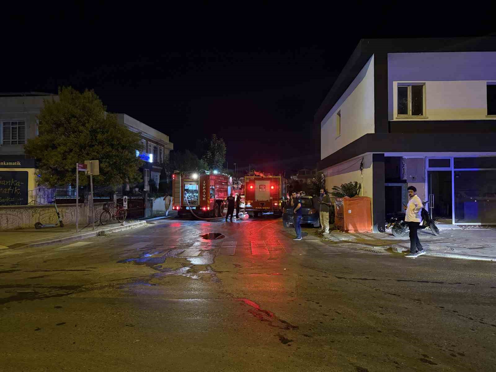 Faciaya ramak kala... Bilinçsizce yakılan ateş, 4 dükkana felaketi yaşattı 