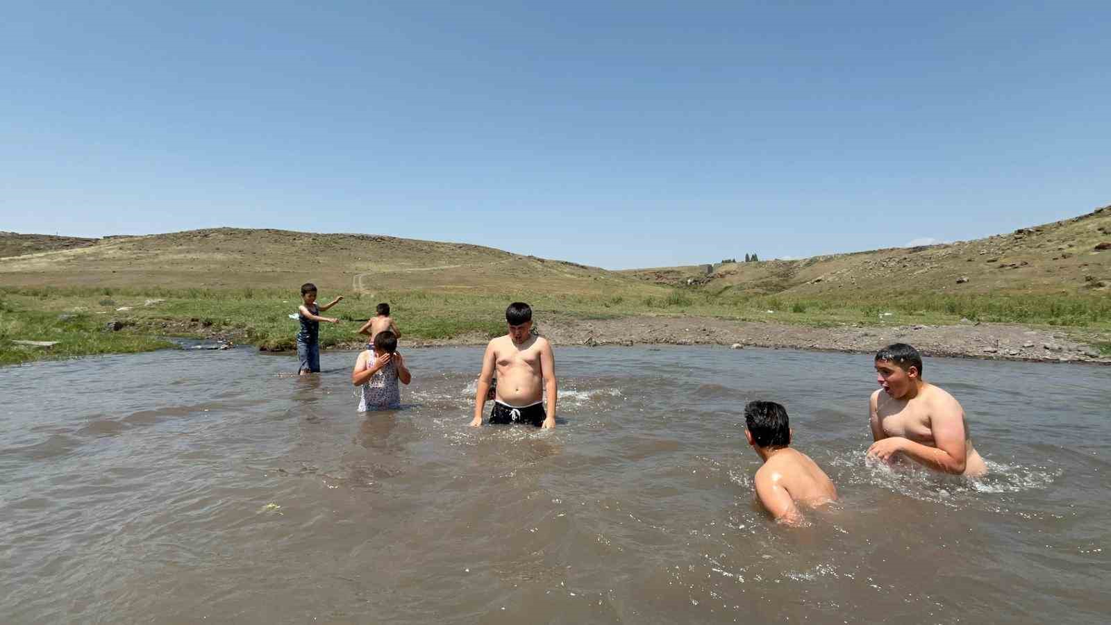 Kars’ta termometreler 34 dereceyi gördü: Çocuklar dere sularında serinledi 