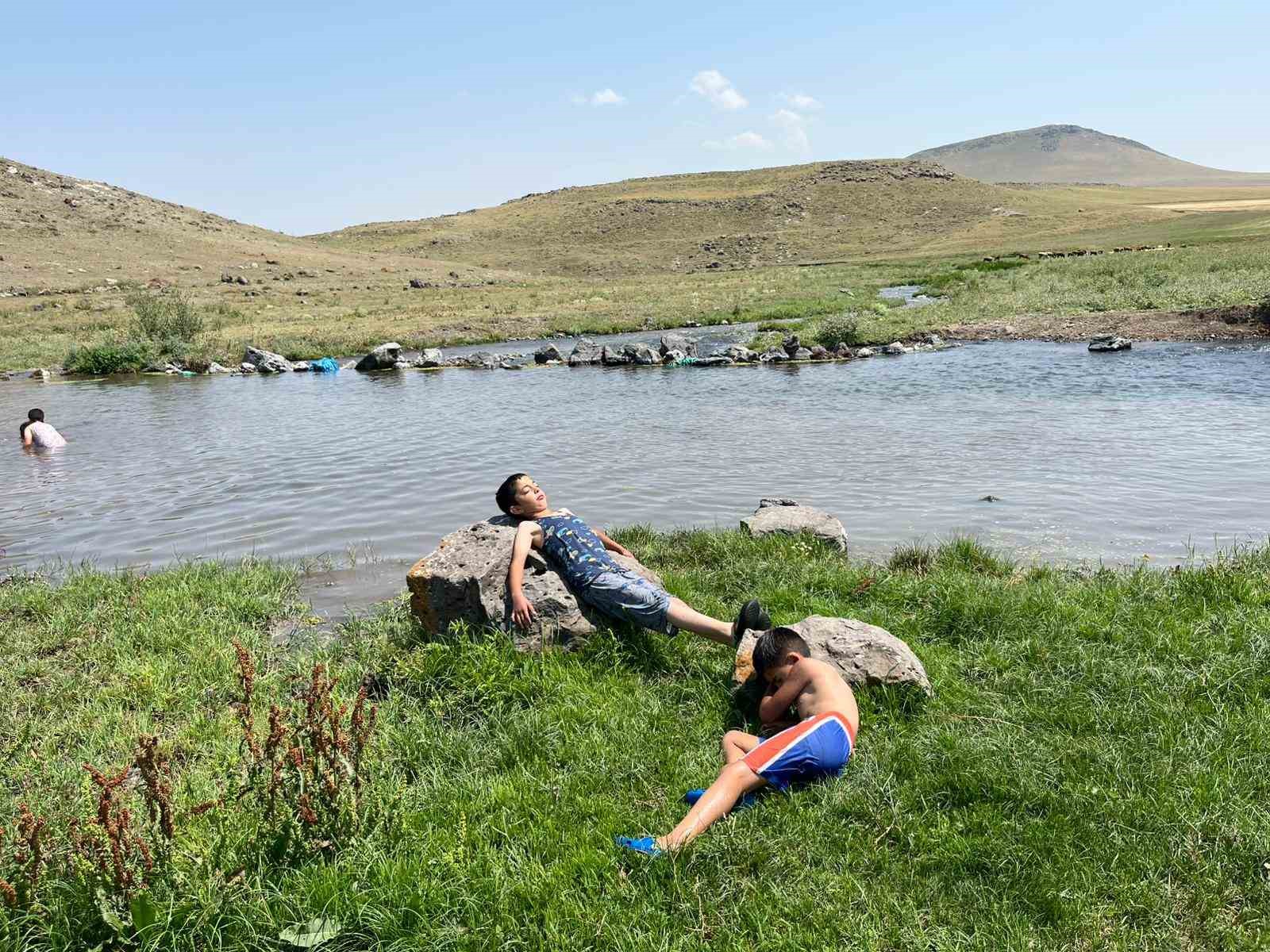 Kars’ta termometreler 34 dereceyi gördü: Çocuklar dere sularında serinledi 