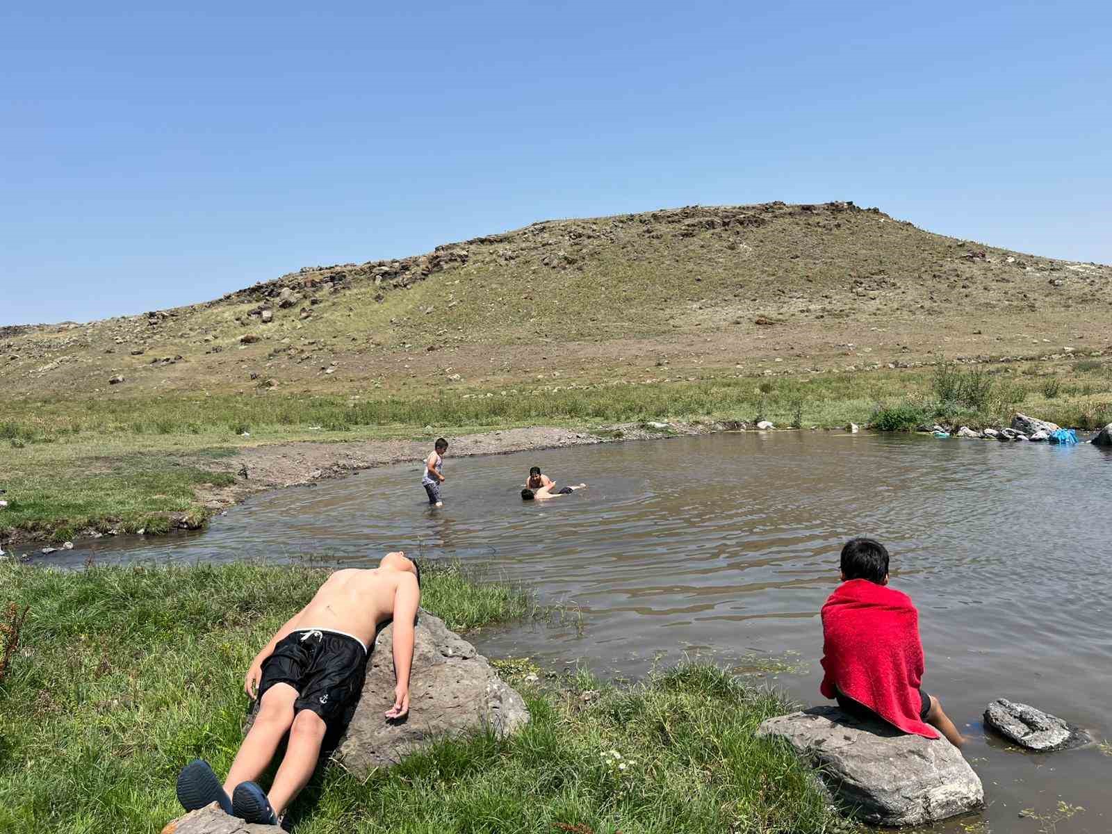 Kars’ta termometreler 34 dereceyi gördü: Çocuklar dere sularında serinledi 