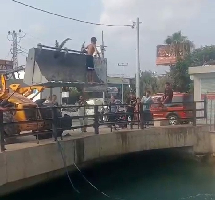 İş makinesi çocuklar için tramplen oldu 