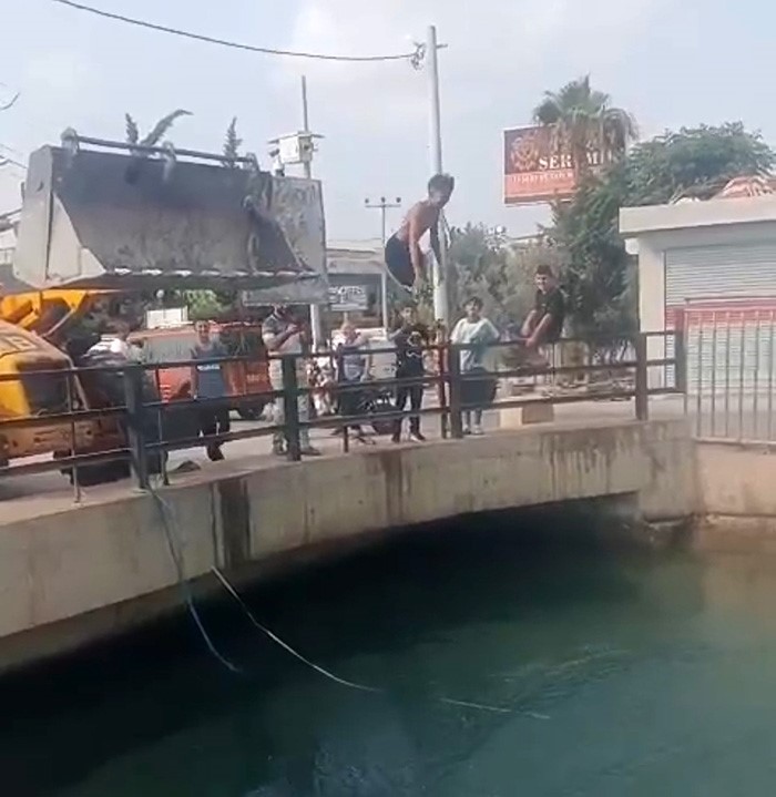 İş makinesi çocuklar için tramplen oldu 
