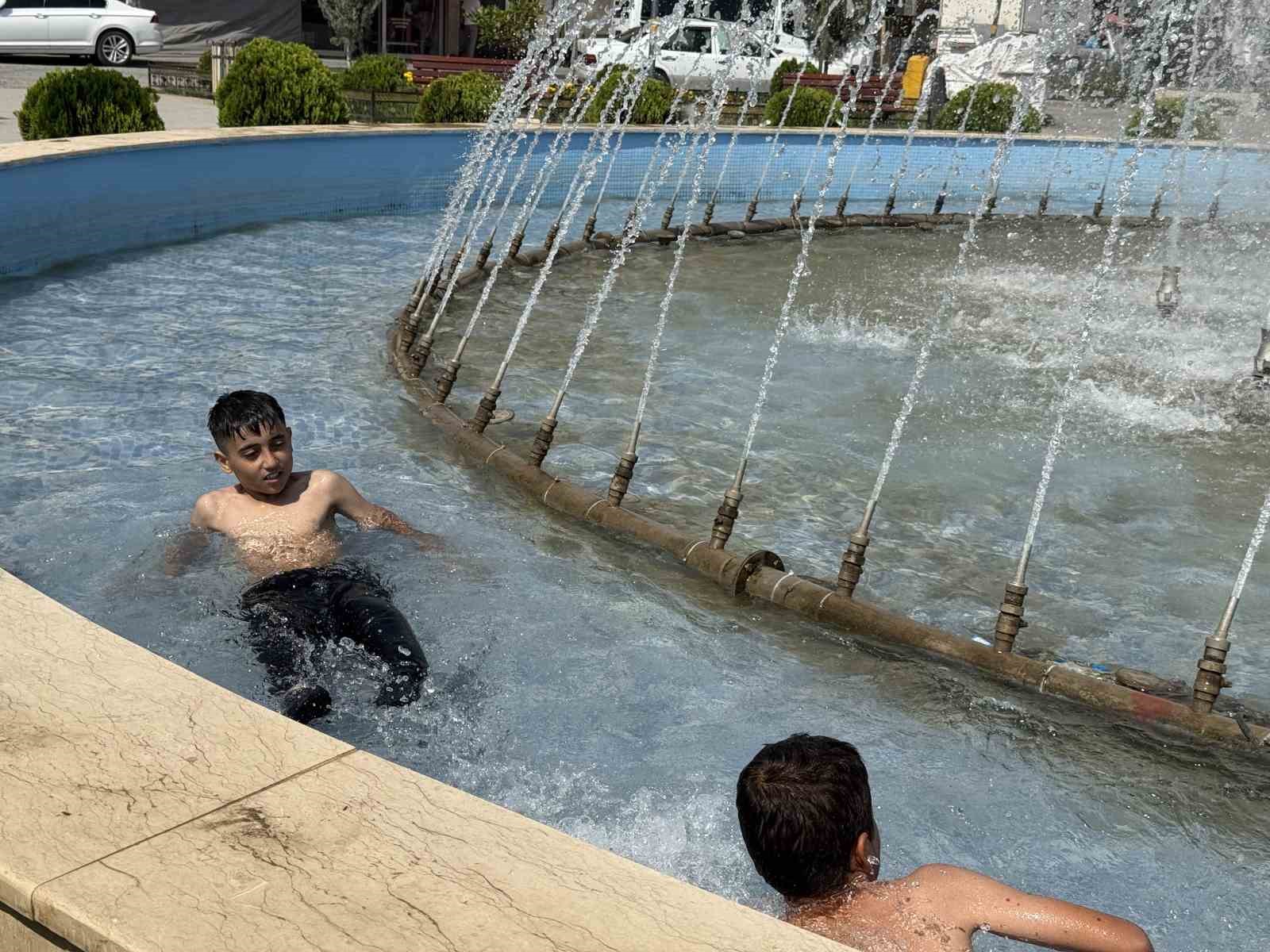 Iğdır’da kavurucu sıcakta tehlikeli serinlik, çocuklar süs havuzuna girdi 