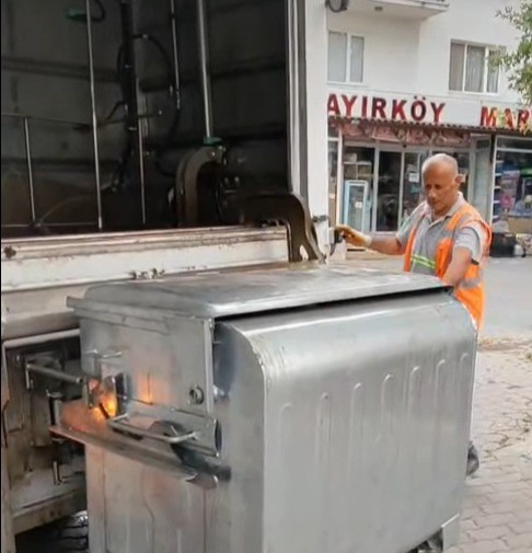 Bayırköy’de çöp konteynerleri düzenli olarak tek tek yıkanıp dezenfekte ediliyor 