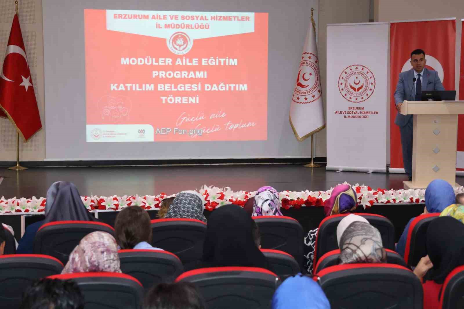 Aile eğitimi kursiyerlerine belge töreni 