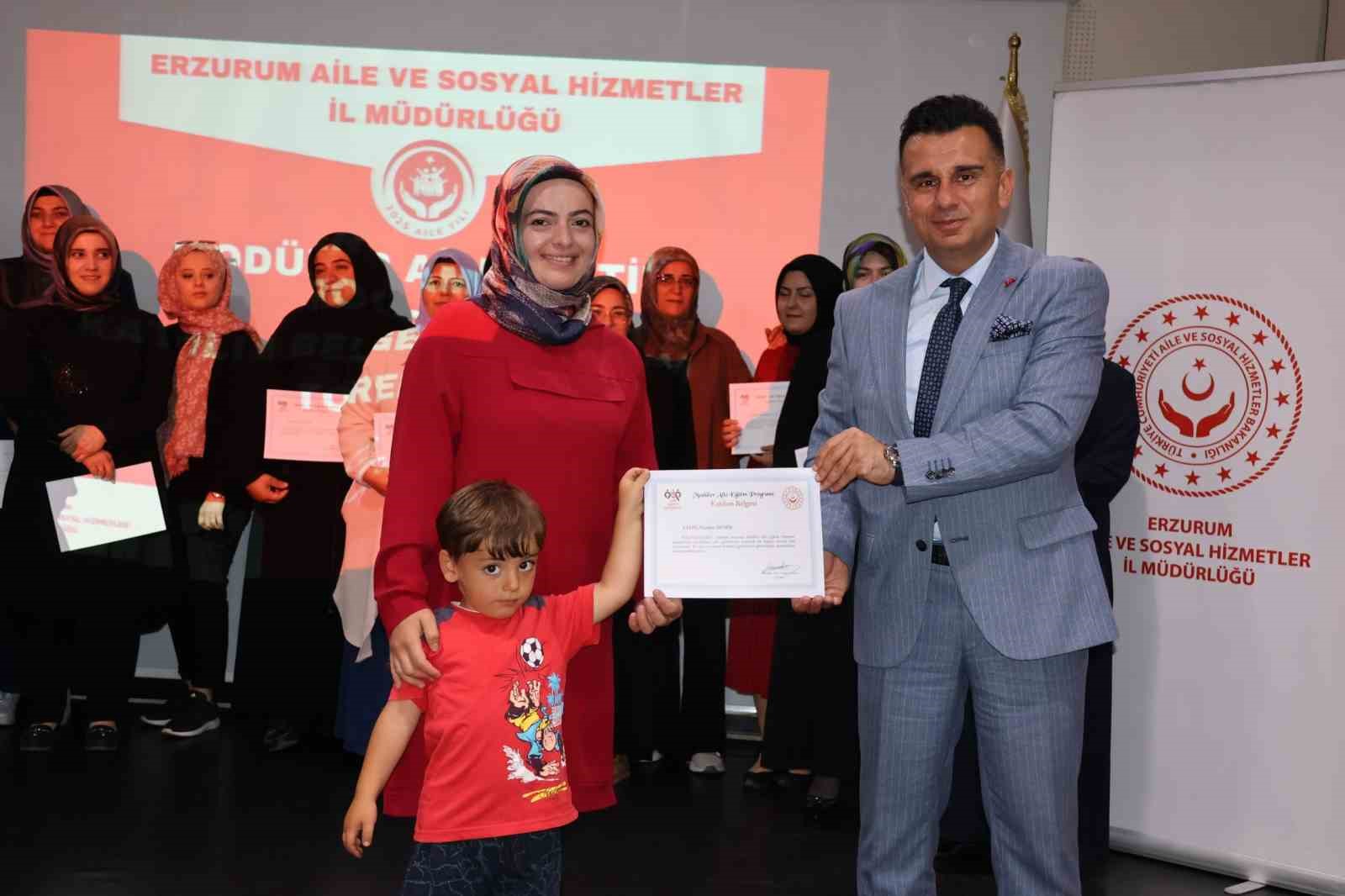Aile eğitimi kursiyerlerine belge töreni 
