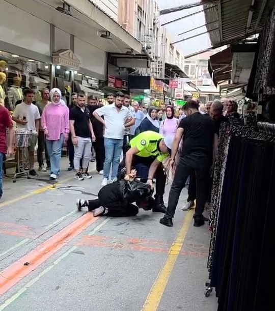 Yaz ortasında montu şüphe uyandırdı, üzerinden kurusıkı tabanca çıktı 
