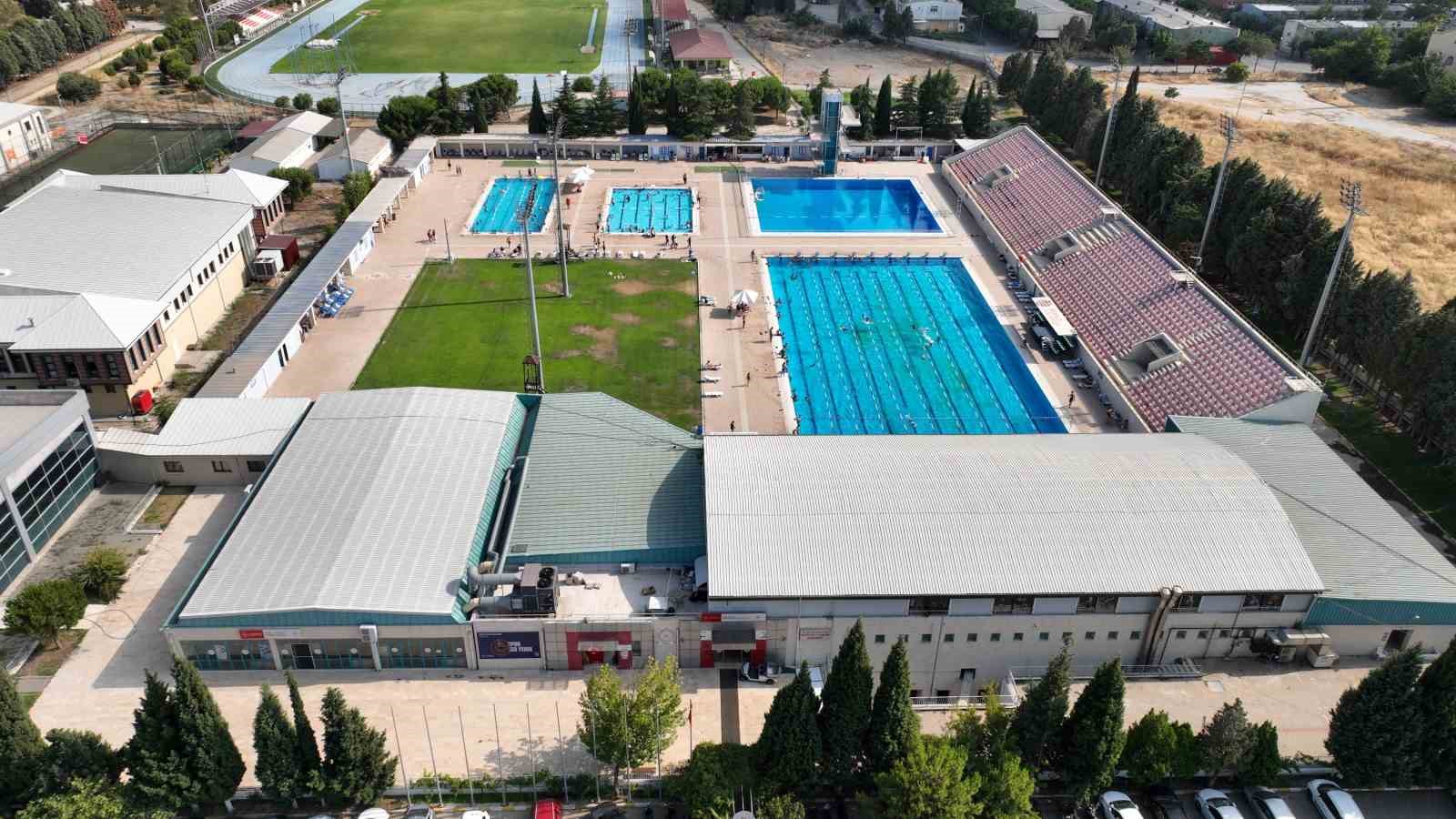 Serinlemek isteyen Manisalılar Atatürk Olimpik Havuzuna akın etti 