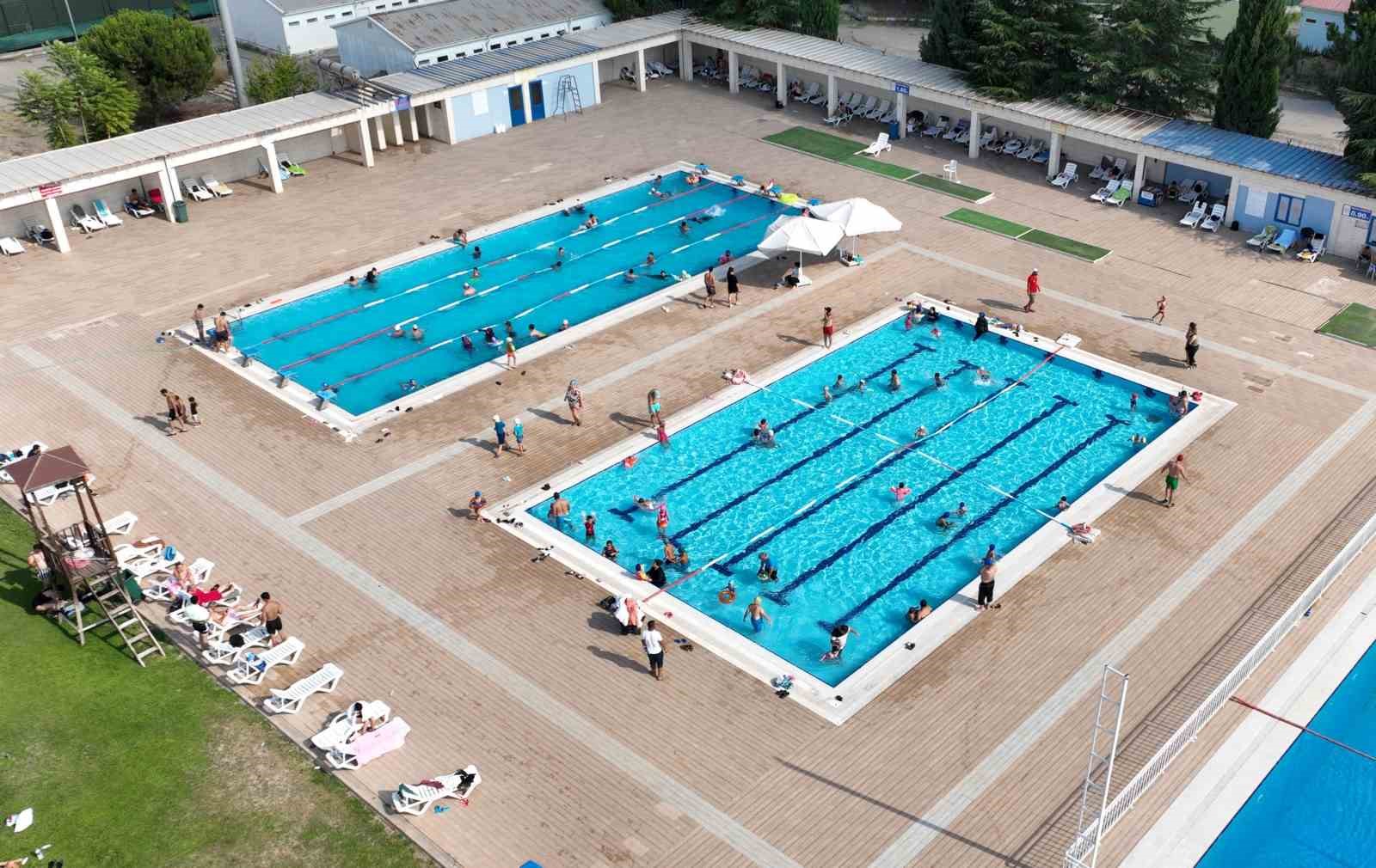 Serinlemek isteyen Manisalılar Atatürk Olimpik Havuzuna akın etti 