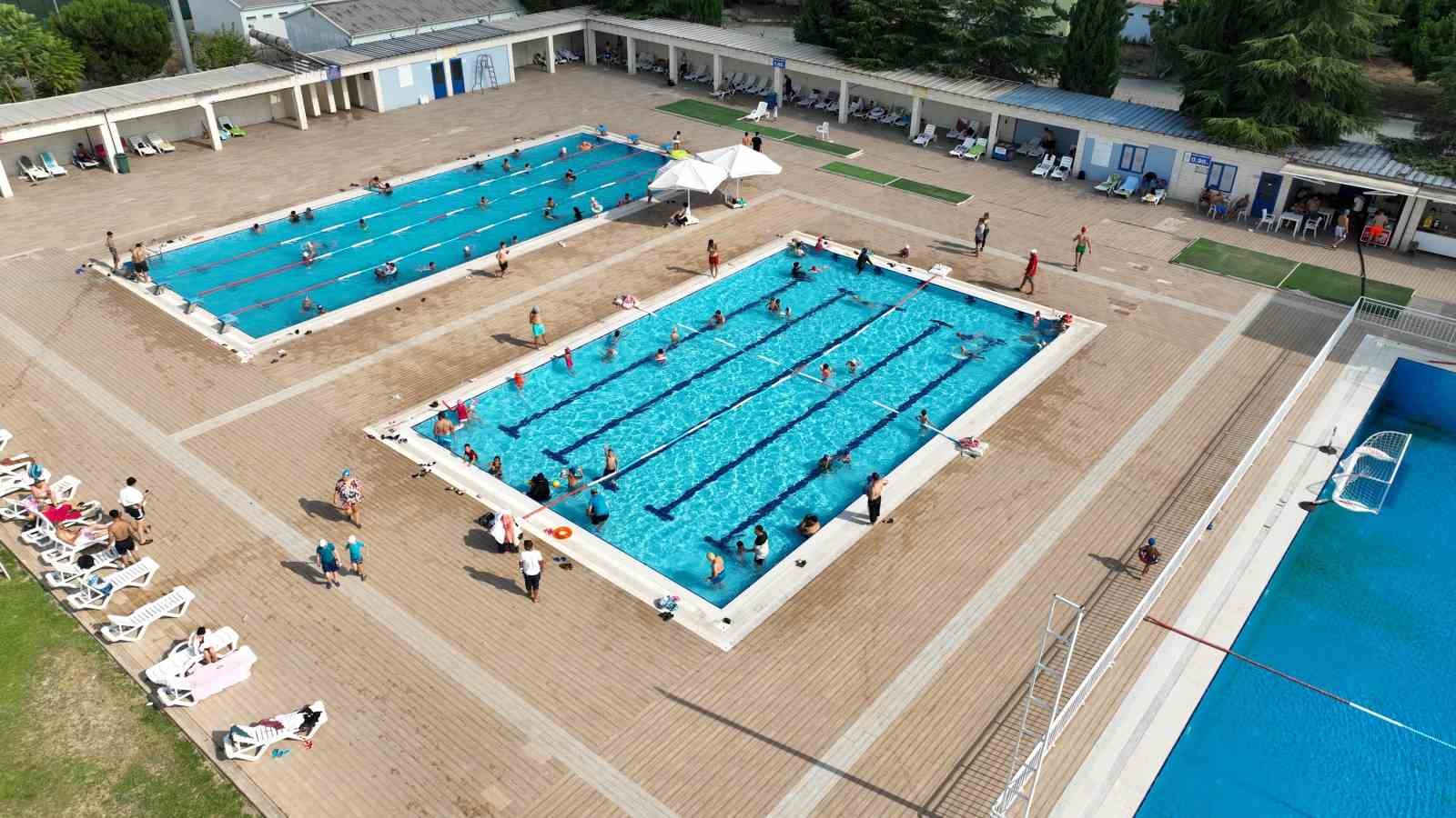 Serinlemek isteyen Manisalılar Atatürk Olimpik Havuzuna akın etti 