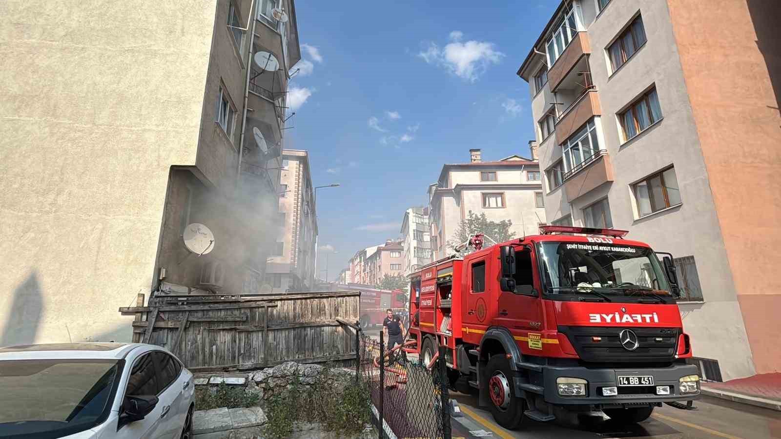 Bolu’da 5 katlı apartmanda yangın çıktı: 1’i çocuk 2 kişi dumanlar arasından kurtarıldı 