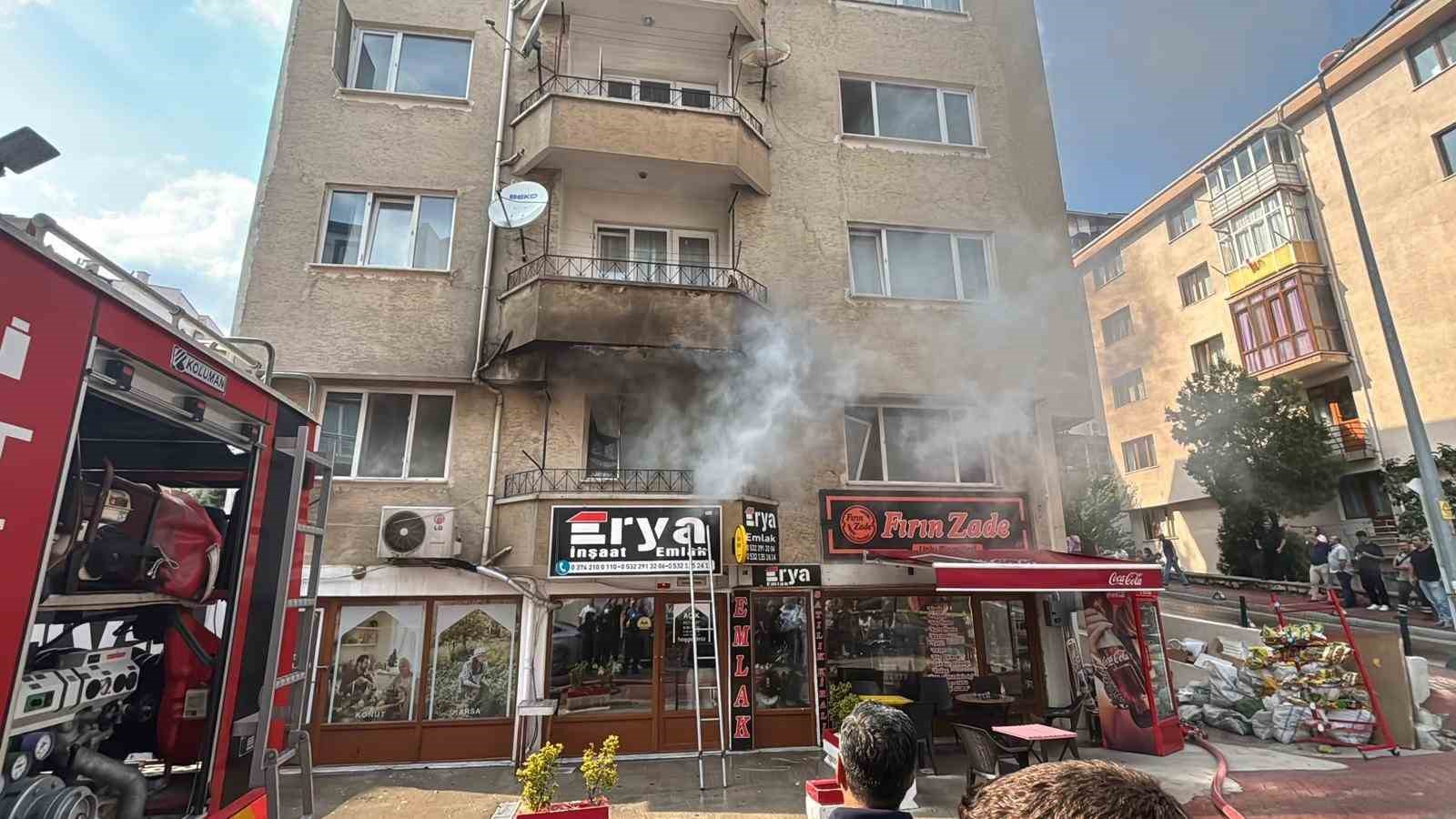 Bolu’da 5 katlı apartmanda yangın çıktı: 1’i çocuk 2 kişi dumanlar arasından kurtarıldı 