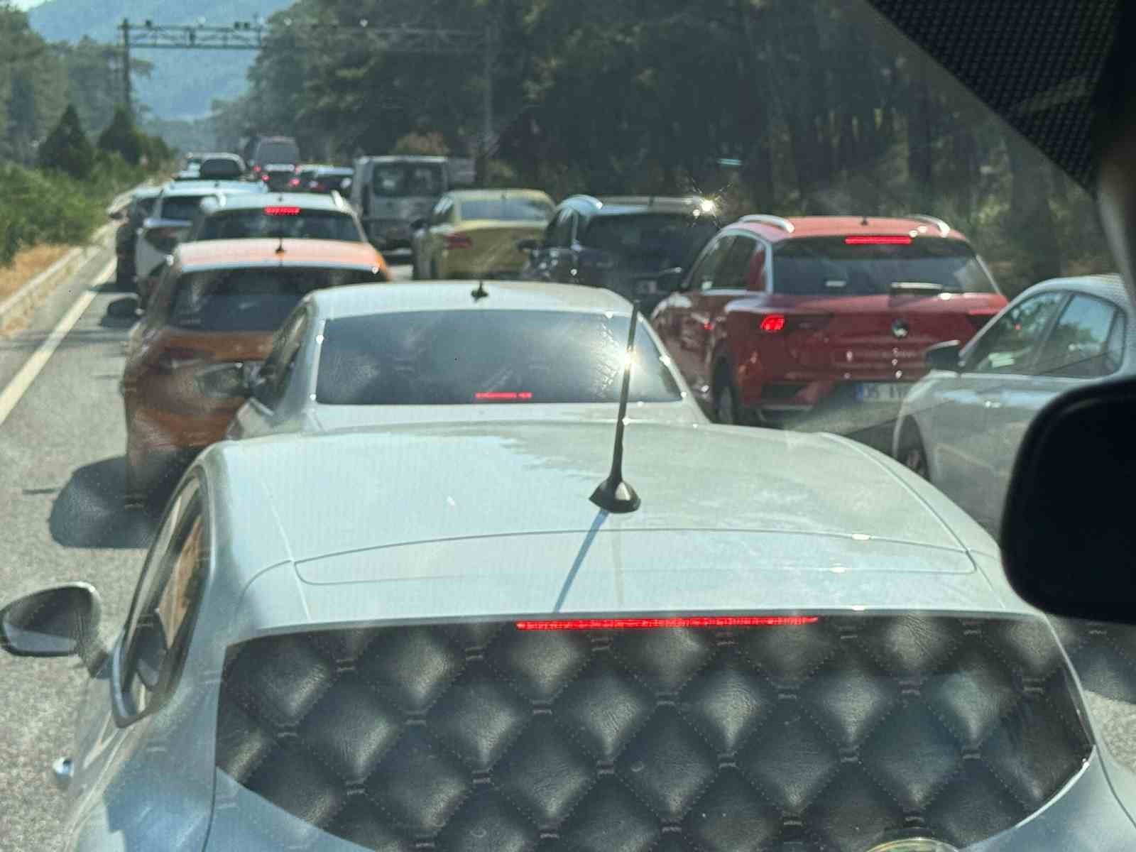 Tatilciler Marmaris girişinde yoğunluk oluşturdu 