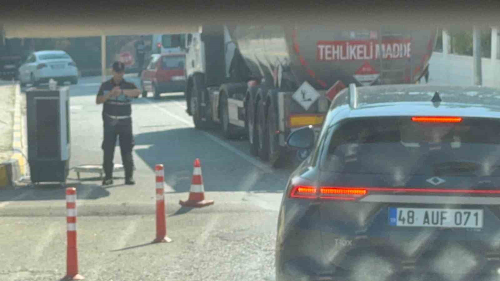 Tatilciler Marmaris girişinde yoğunluk oluşturdu 