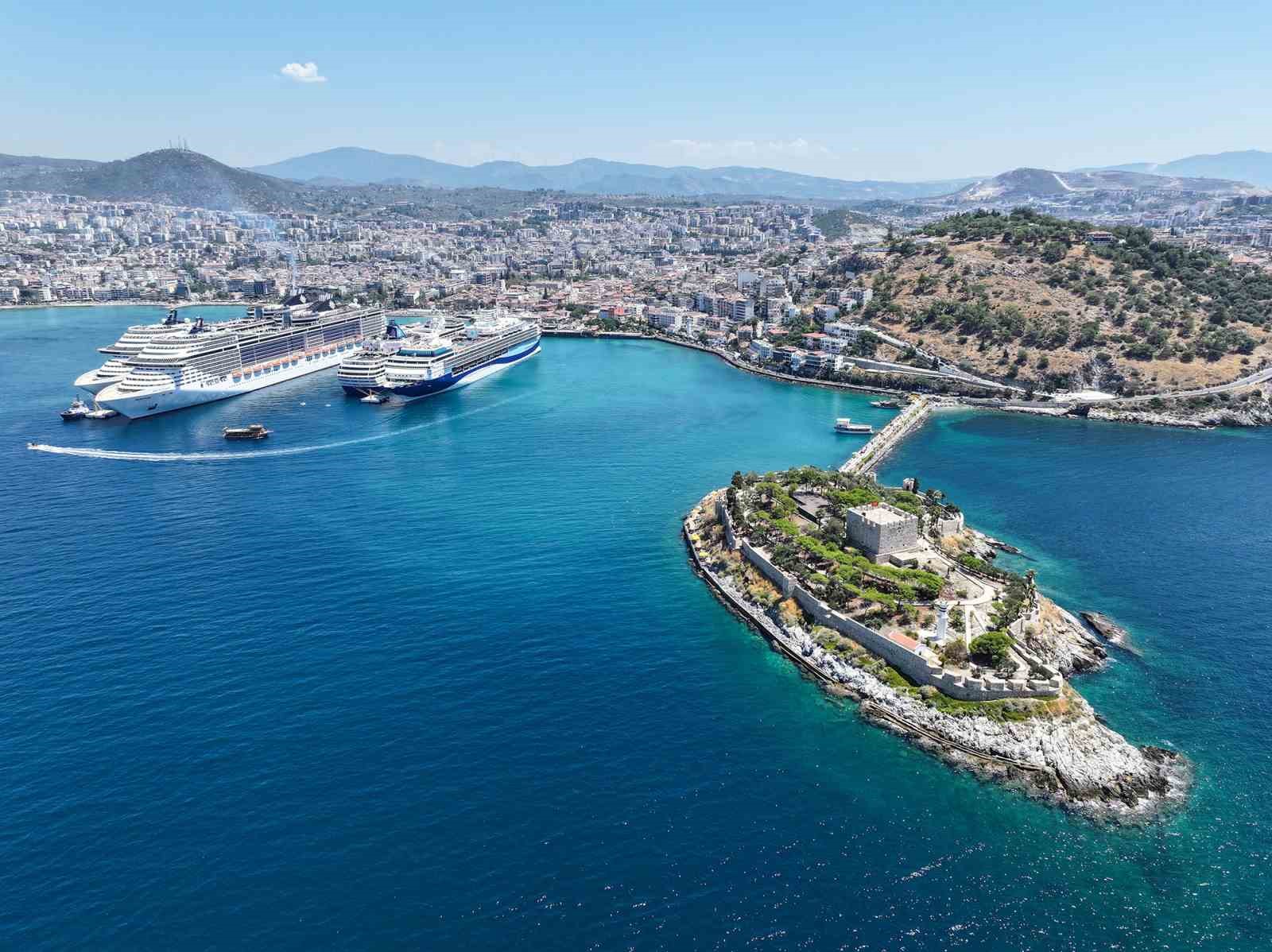 Kuşadası’na 5 kruvaziyer 10 bin 916 turist getirdi