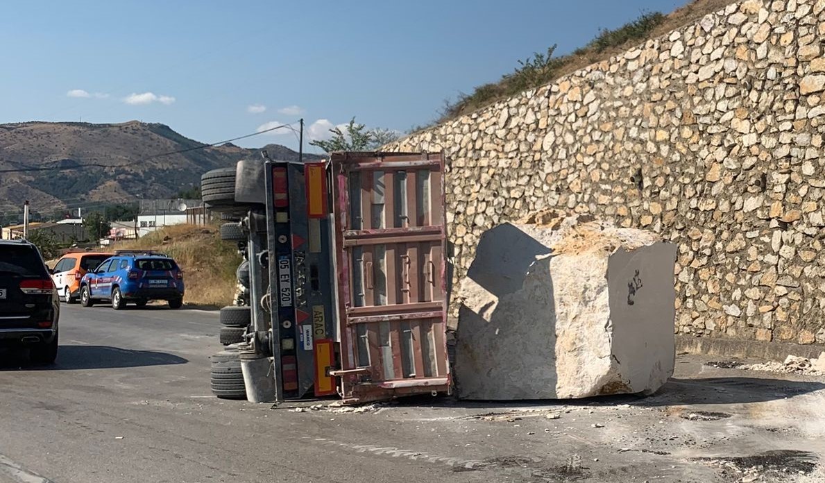 Mermer blok yüklü tır yola devrildi: 1 yaralı 