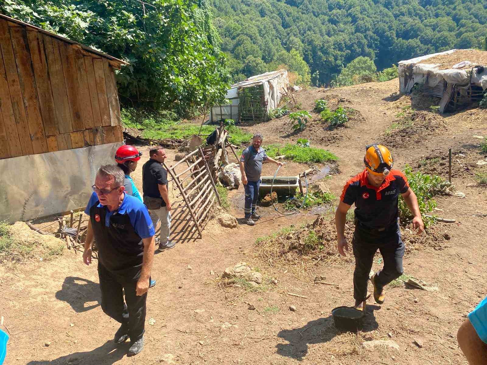 Yaşadığı dağlık alanda rahatsızlanan yaşlı kadın için ekipler seferber oldu 