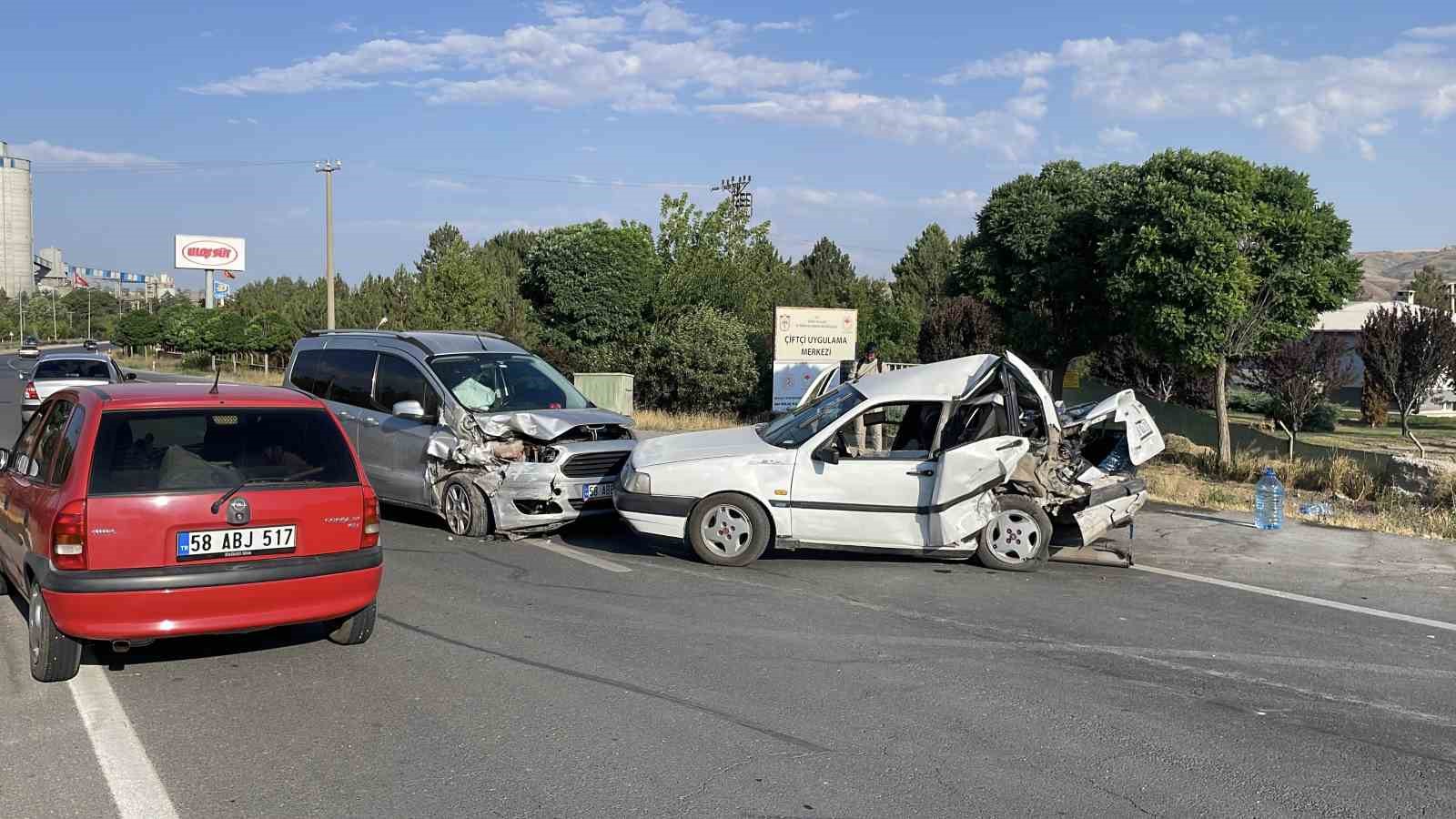 Kazada Fiat marka otomobil hurdaya döndü, sürücüsü yaralandı 