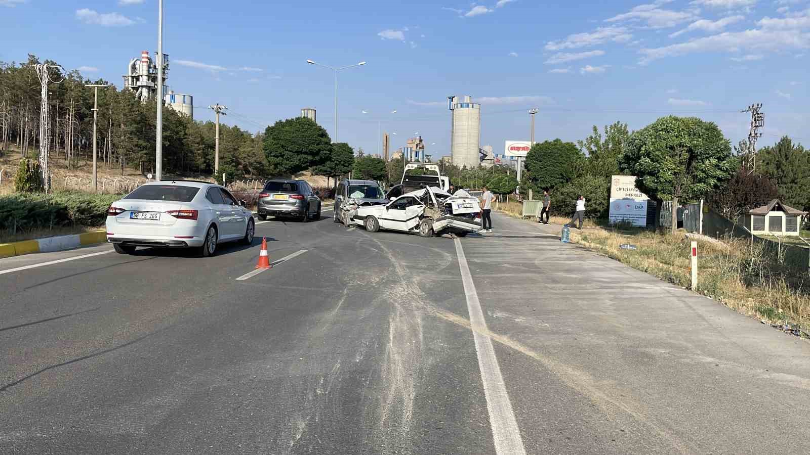 Kazada Fiat marka otomobil hurdaya döndü, sürücüsü yaralandı 