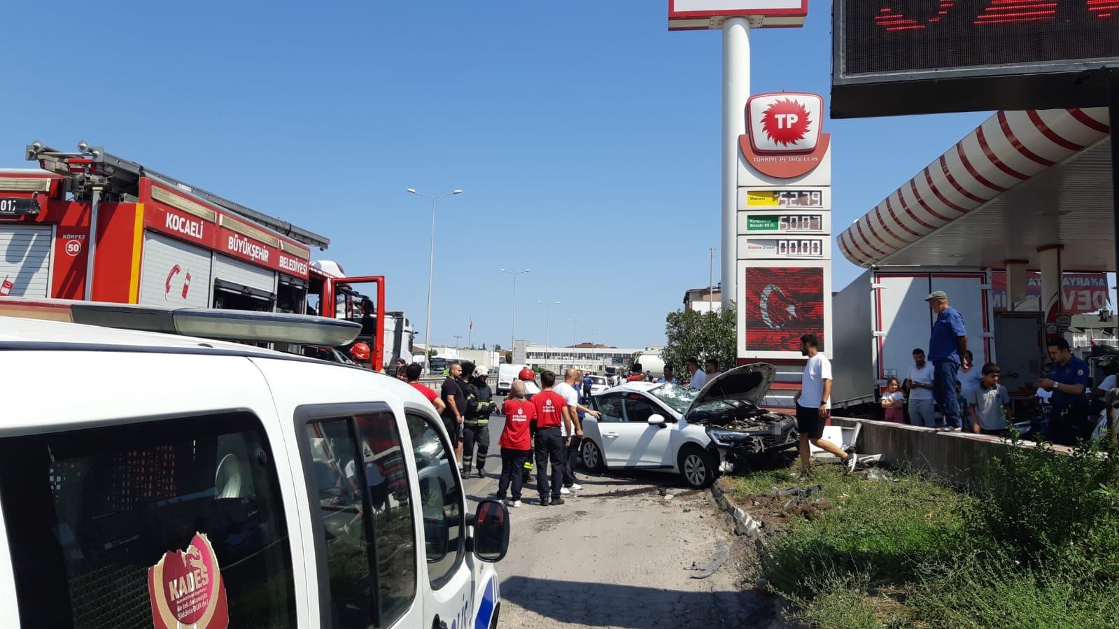 Kazada kontrolden çıkan otomobil akaryakıt istasyonunun duvarına çarptı: 1 yaralı 