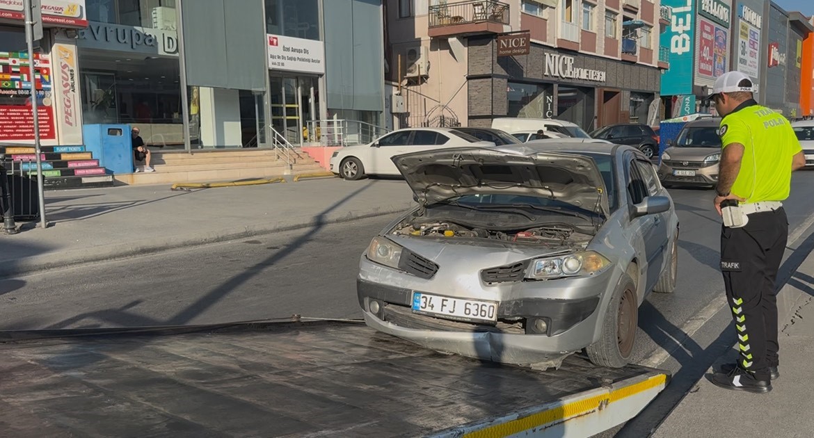 Avcılar E-5 yan yolda refüje çıkan araç elektrik direğine çarptı 