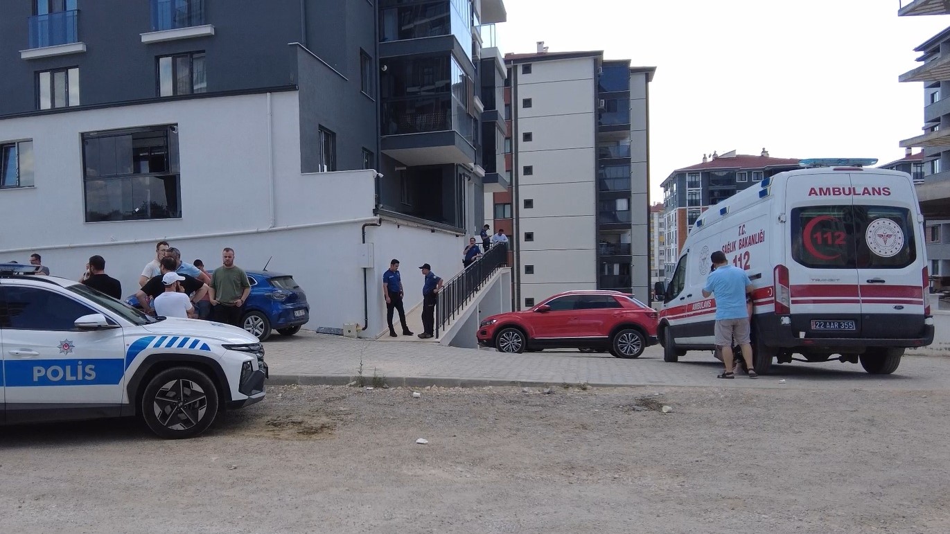 Eşini ve oğlunu öldüren şahıs bıçakla intihara kalkıştı 