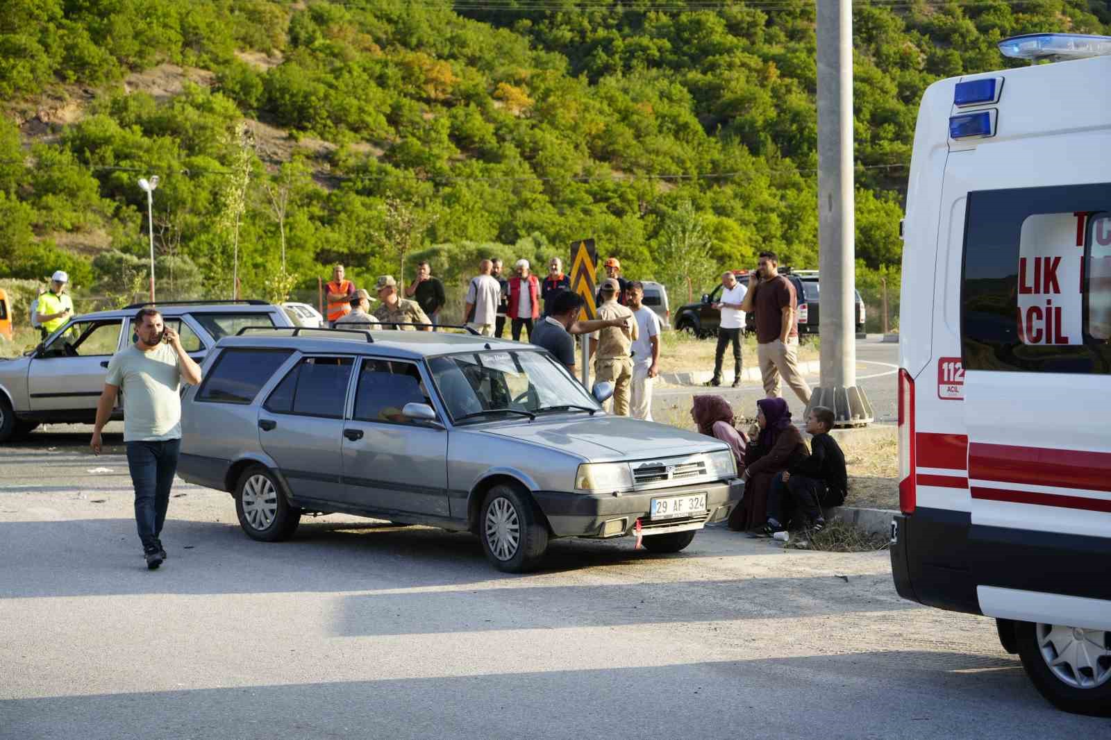 Gümüşhane-Trabzon karayolunda 3 aracın karıştığı kazada 2’si çocuk 7 kişi yaralandı 