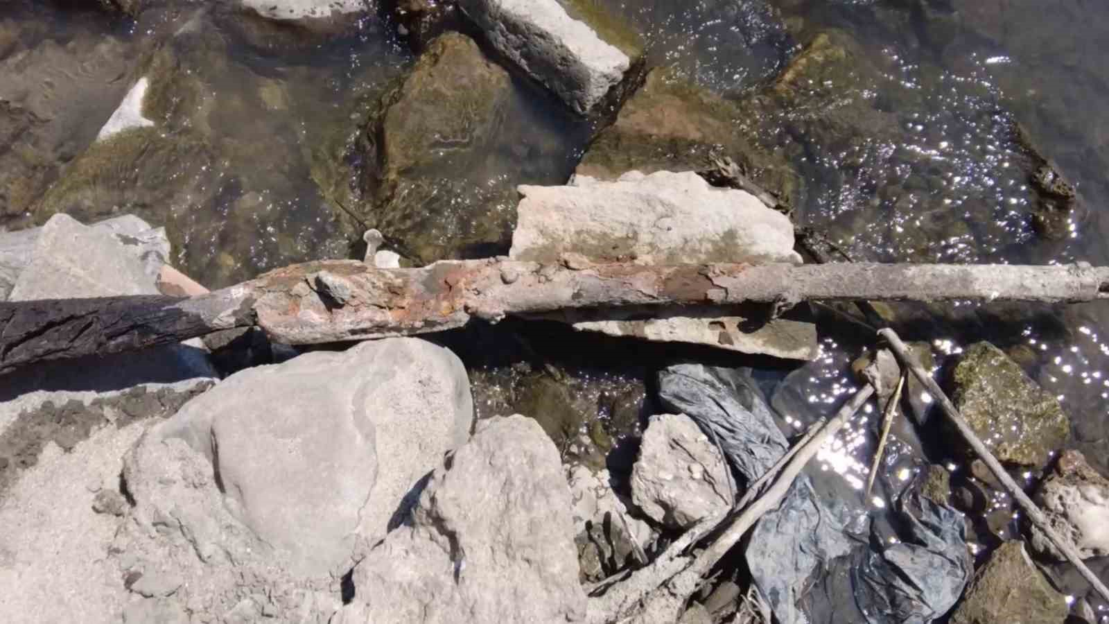 Meriç Nehri’nde suların çekilmesi ile tarihi tüfek bulundu 