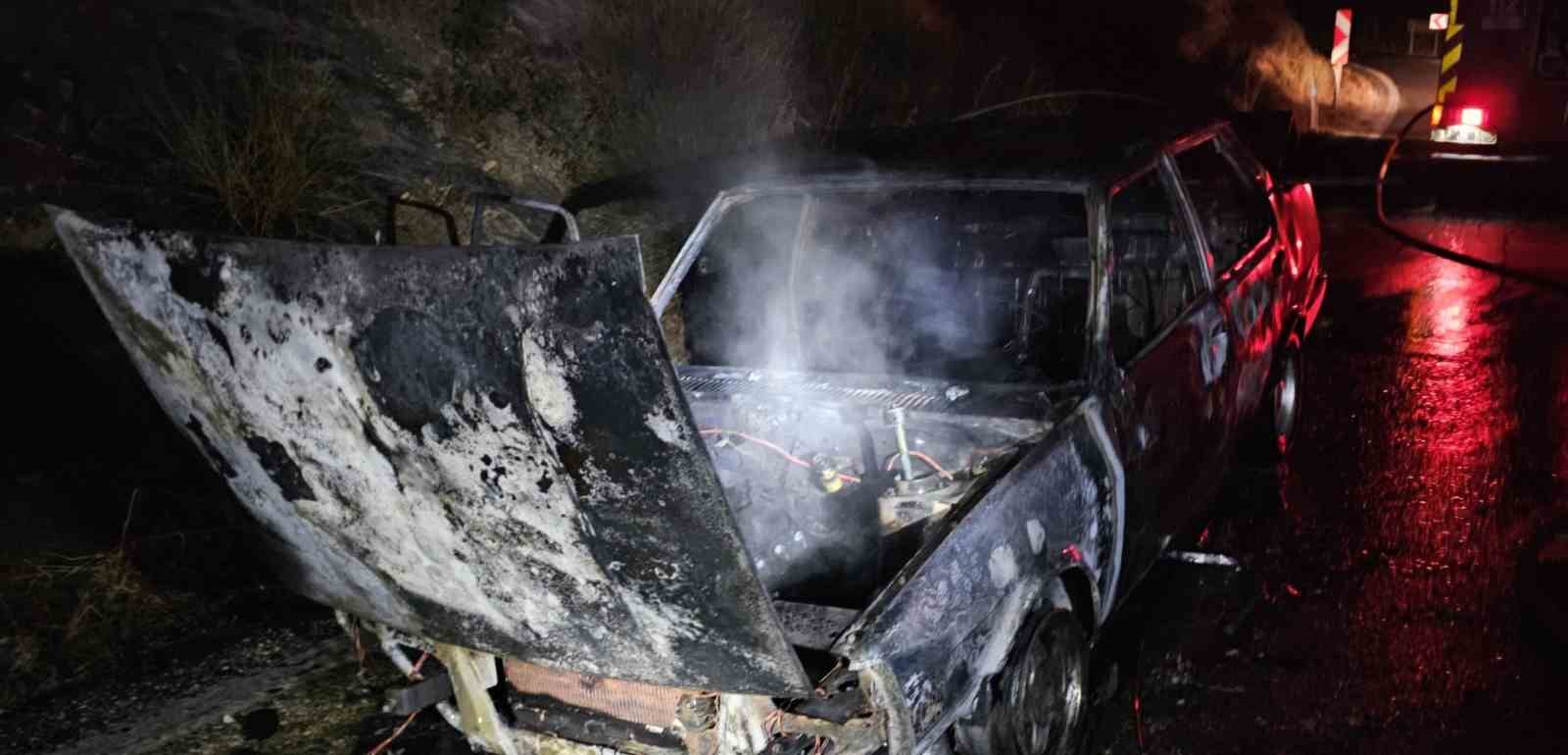 Seyir halindeki Fiat Tofaş otomobil alev alev yandı 