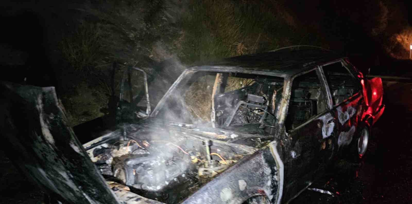 Seyir halindeki Fiat Tofaş otomobil alev alev yandı 