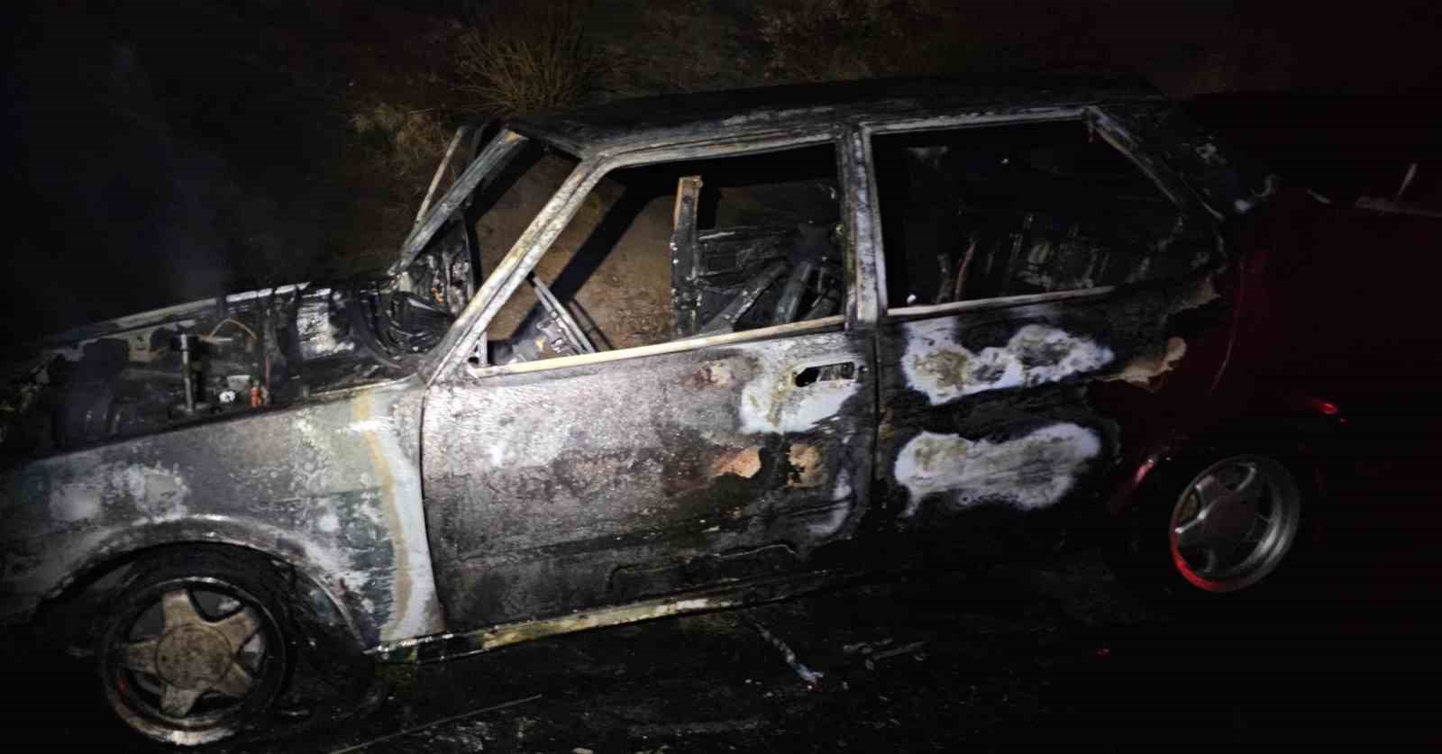 Seyir halindeki Fiat Tofaş otomobil alev alev yandı 