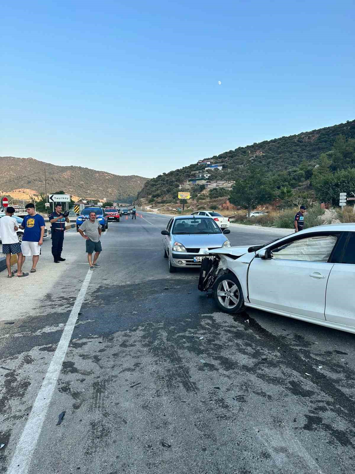 Antalya’da üç aracın karıştığı kazada 7 kişi yaralandı 