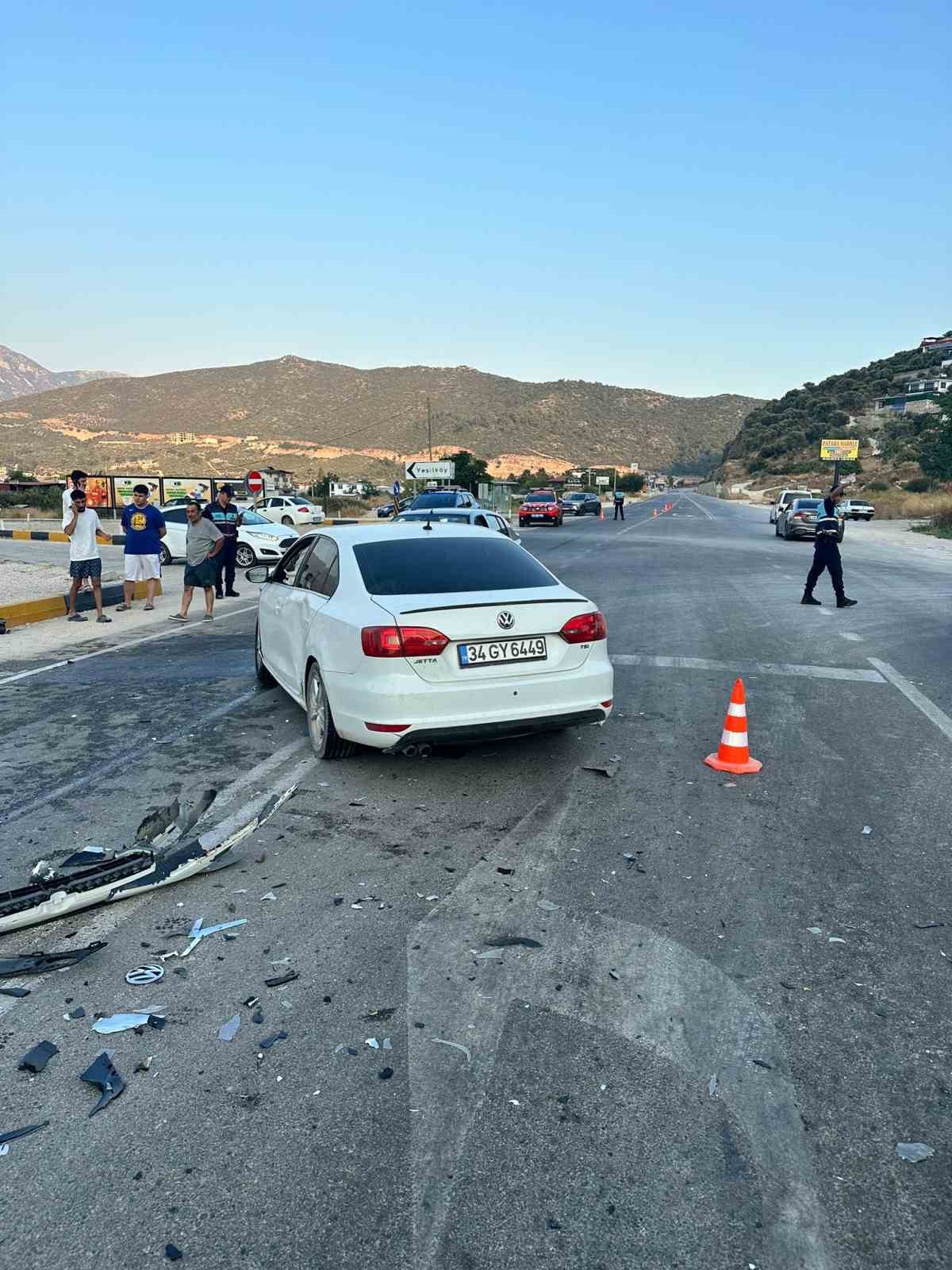 Antalya’da üç aracın karıştığı kazada 7 kişi yaralandı 