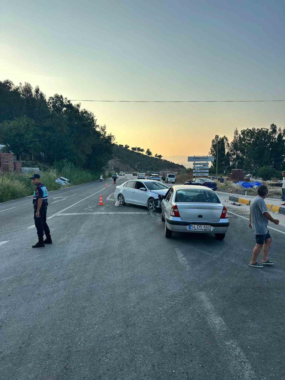 Antalya’da üç aracın karıştığı kazada 7 kişi yaralandı 