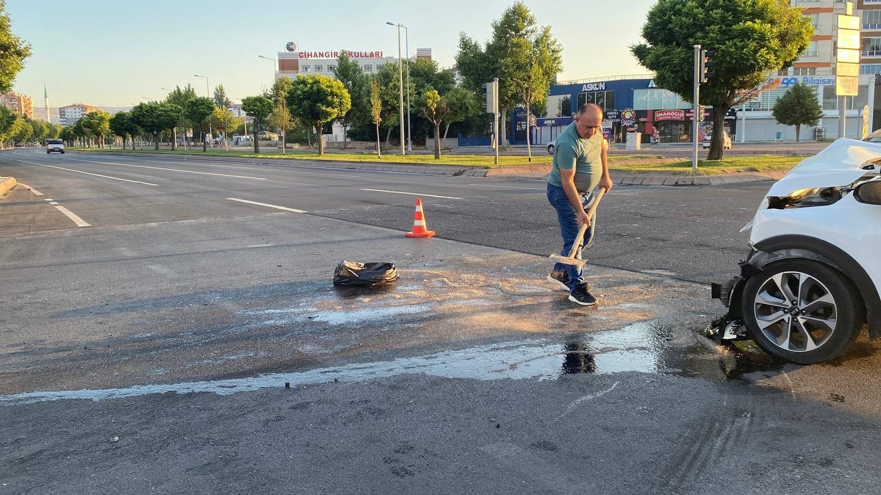 Çarpışan otomobillerden biri takla attı: 2 yaralı 