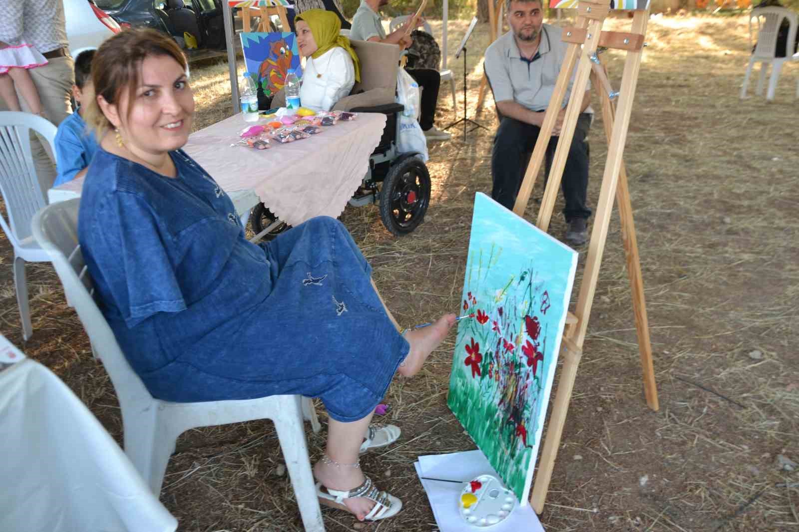 Ayaklarıyla hayata tutunuyor 