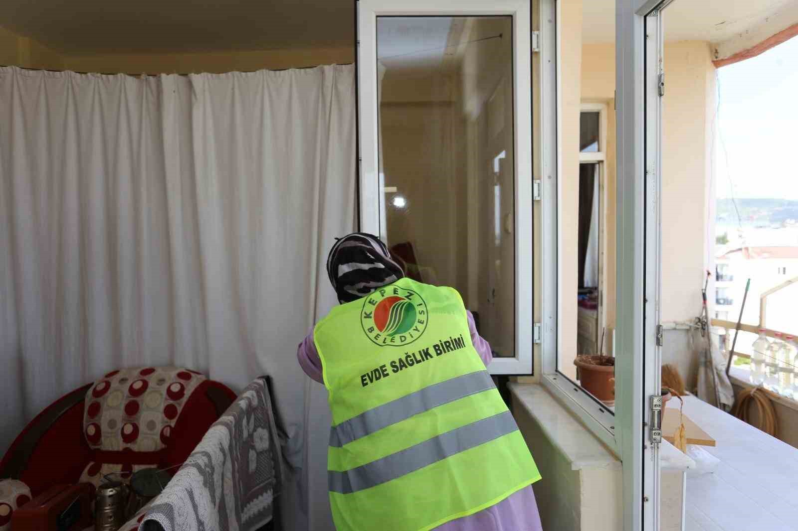 Kepez Belediyesi yürüme zorluğu yaşayan kadının evini temizledi 