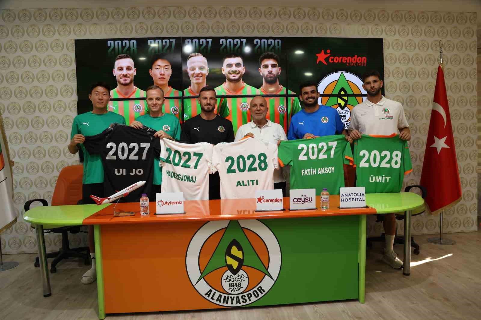 Alanyaspor, sözleşmesini uzattığı oyuncular için imza töreni düzenledi 
