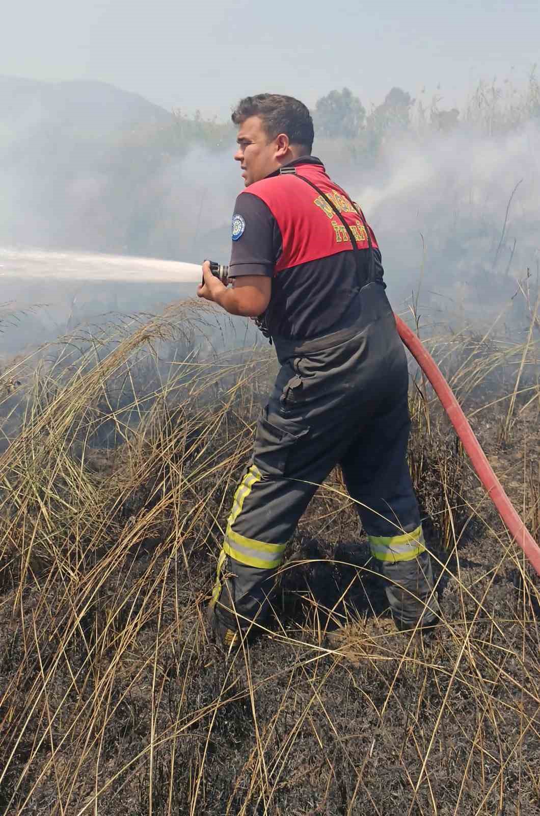 Köyceğiz sazlık yangınında soğutma çalışması yapılıyor 