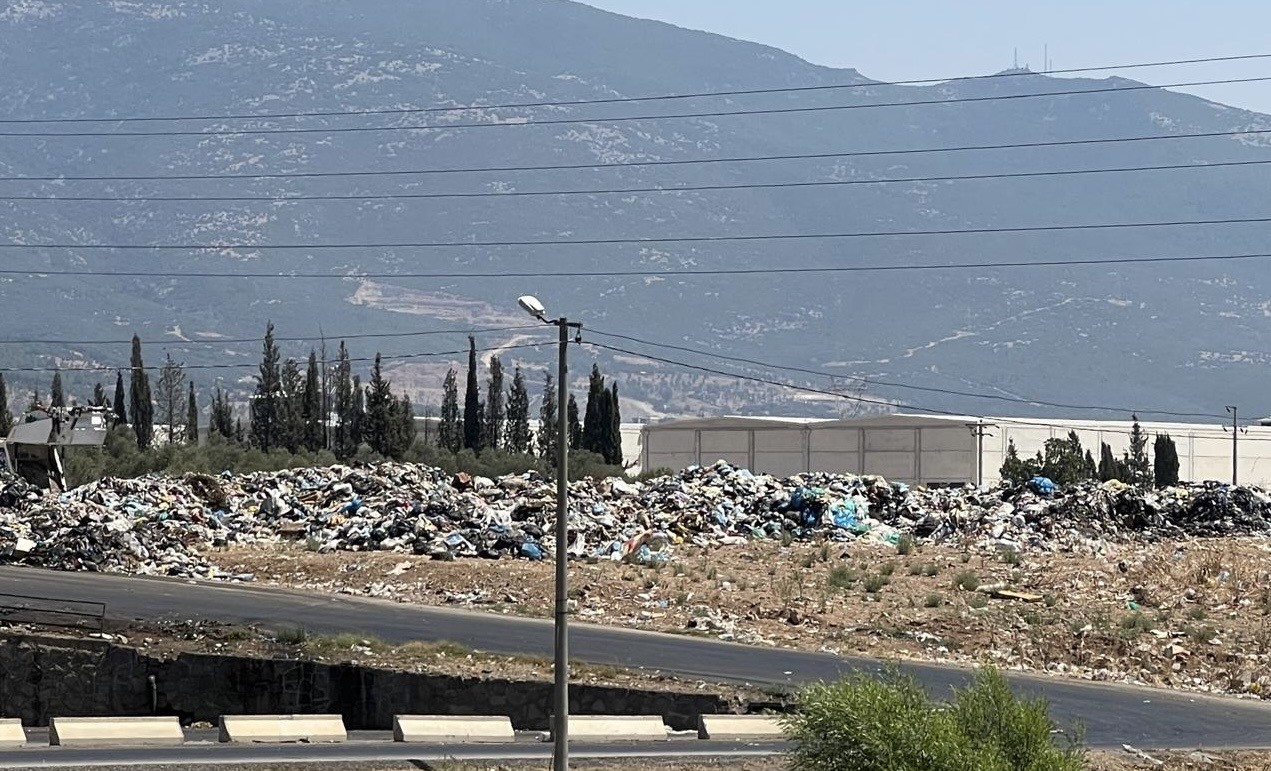Kemalpaşa’da çöp dağları oluştu 