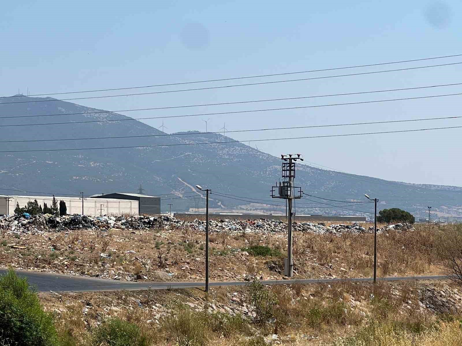 Kemalpaşa’da çöp dağları oluştu 