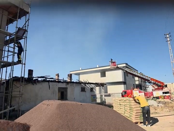 Elazığ’da çatı yangını