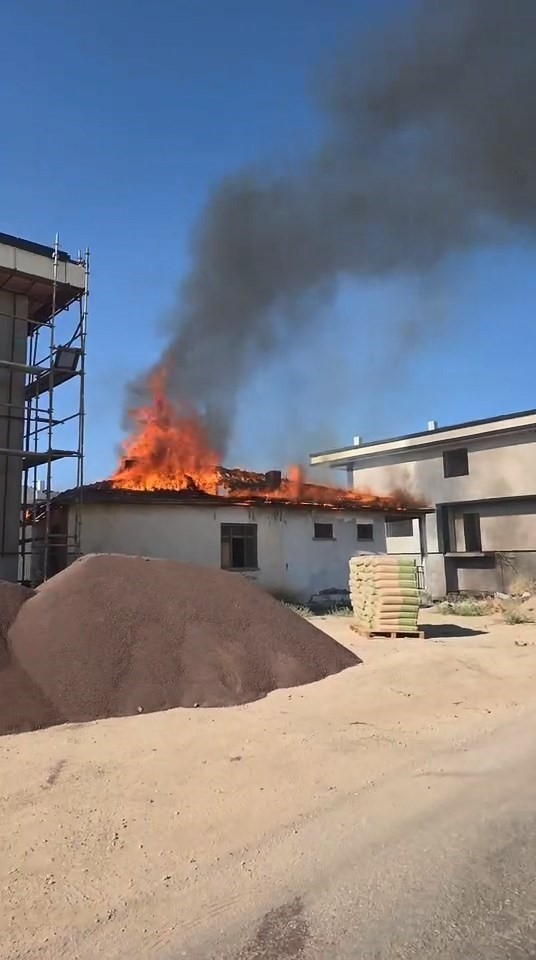Elazığ’da çatı yangını 