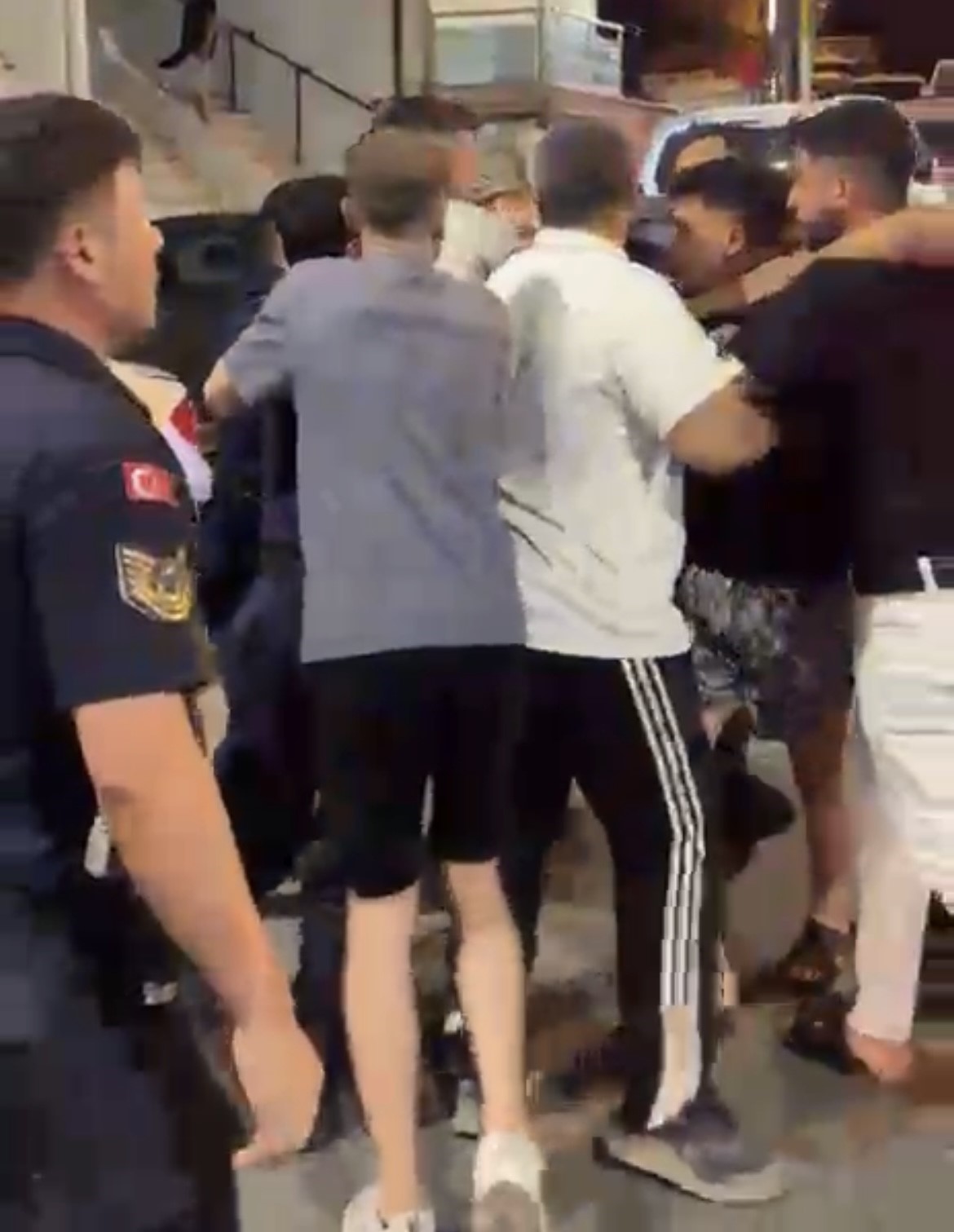 İzmir’de jandarma ekiplerine saldırı: 8 gözaltı, 2 firari 