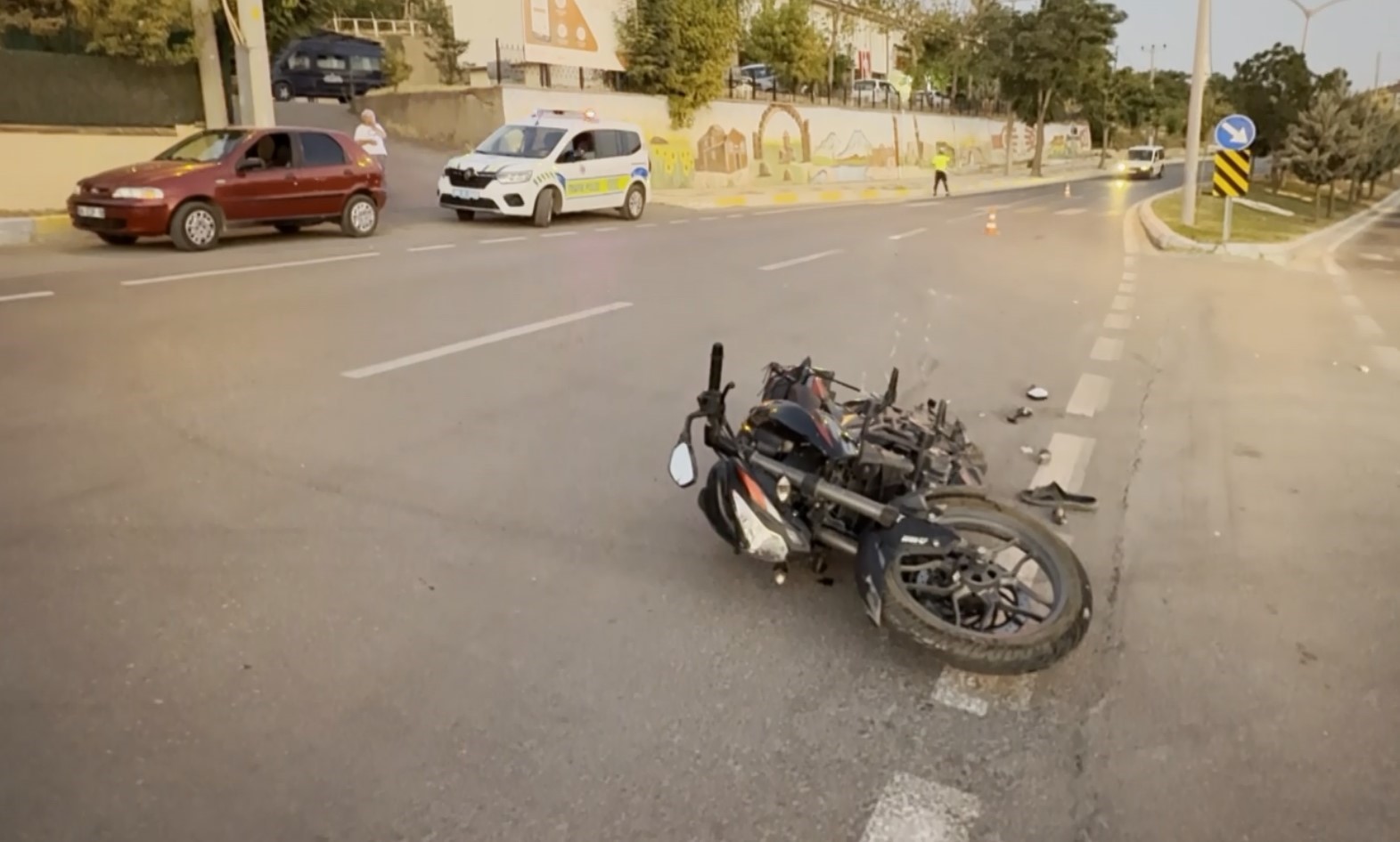Otomobil, motosiklete çarpıp kaçtı: 1 yaralı 