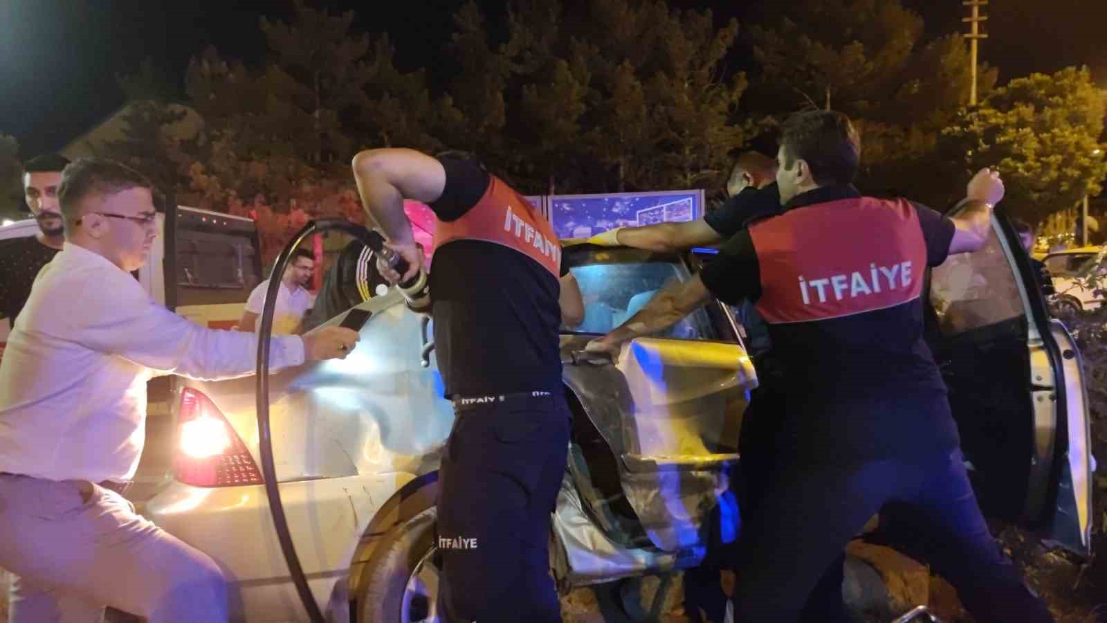 Kavşakta iki araç çarpıştı: 7 yaralı 
