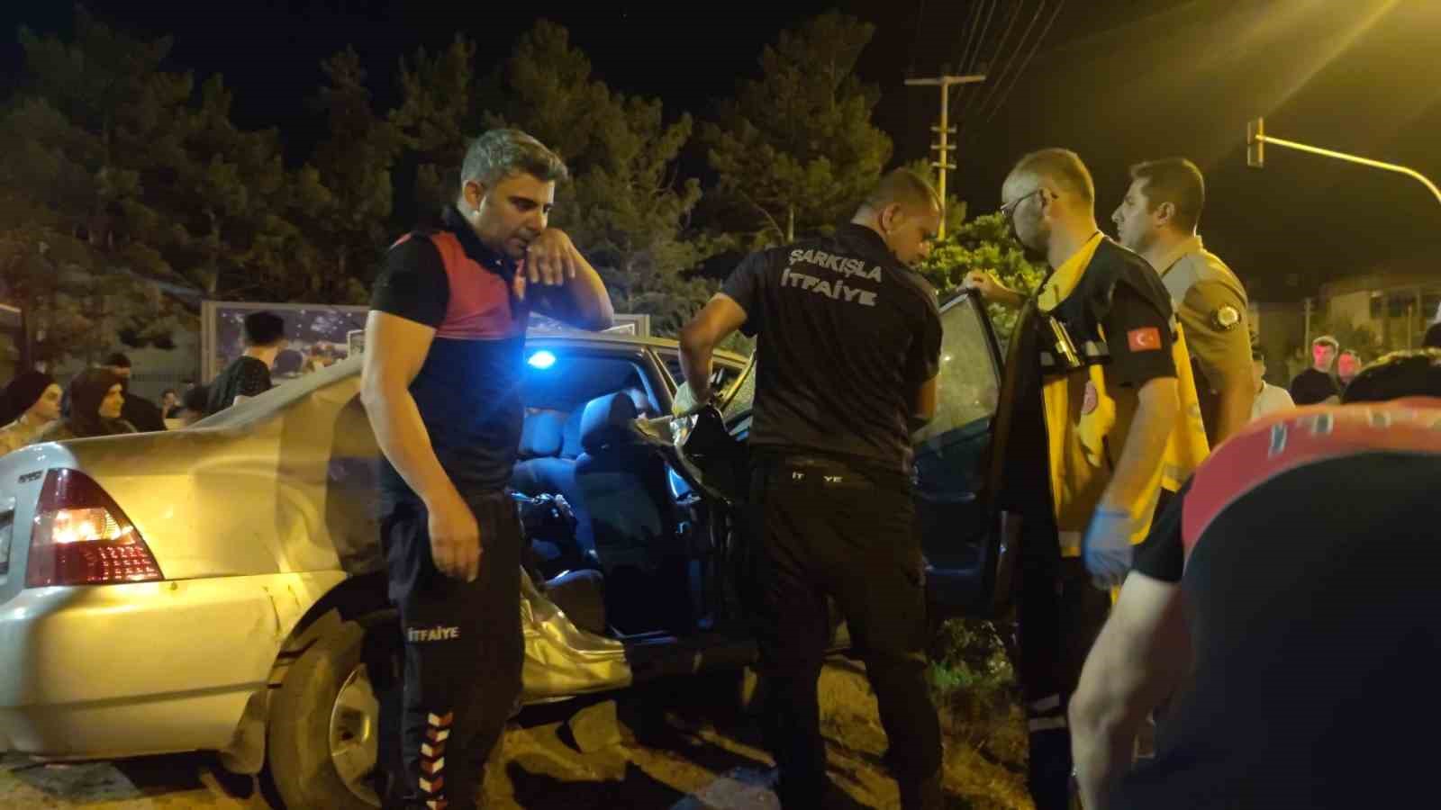 Kavşakta iki araç çarpıştı: 7 yaralı 