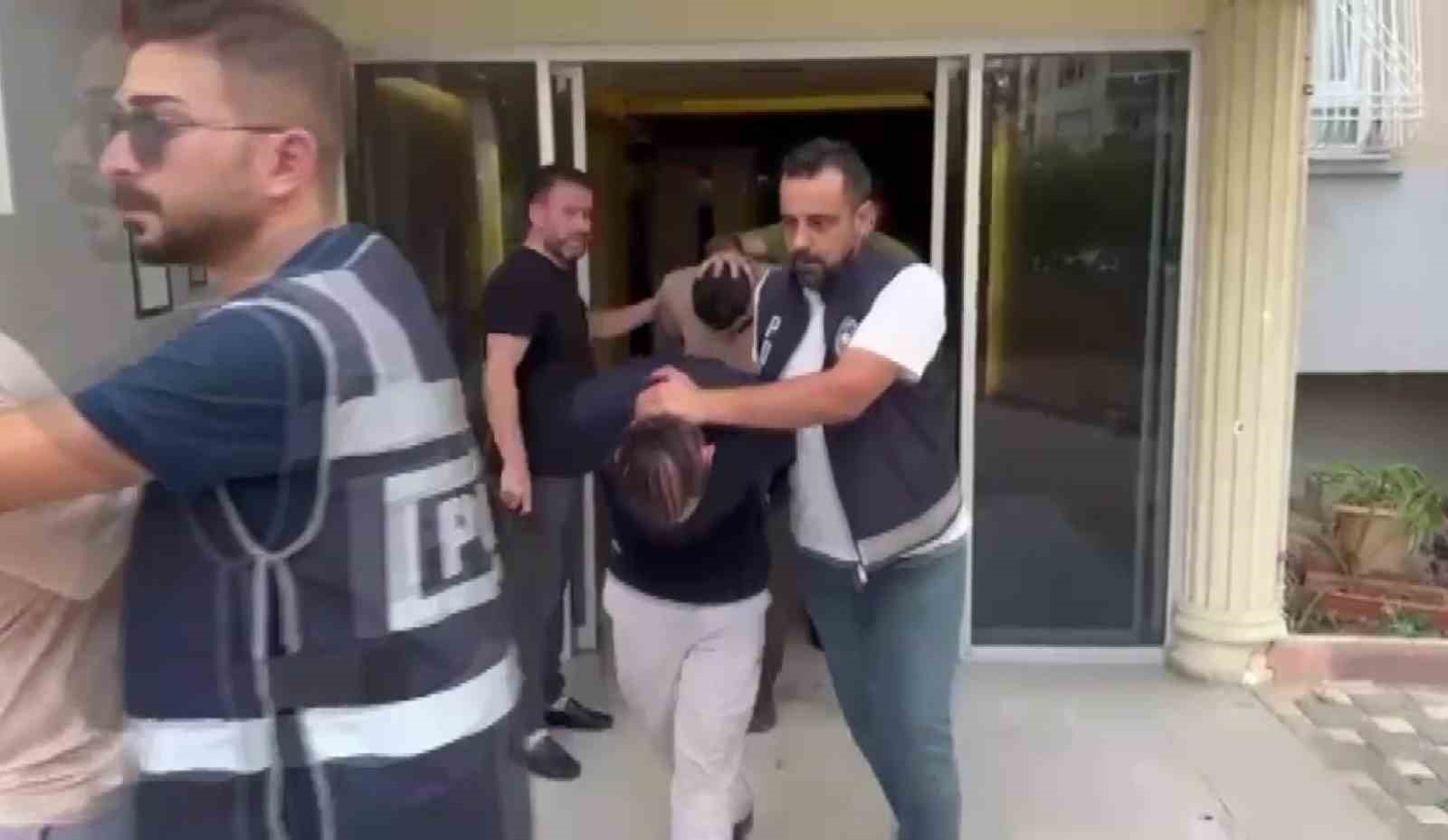 Adana’da film gibi uyuşturucu operasyonu: Kaçarken polis aracına çarptı 